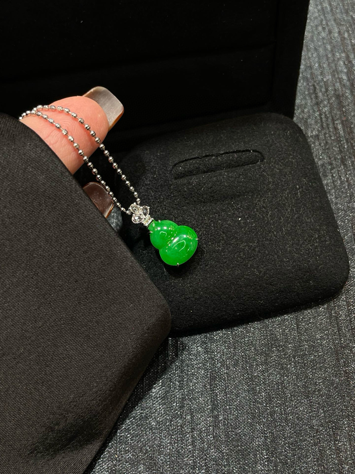 满色 正阳绿 mini葫芦吊坠

18k金简镶嵌