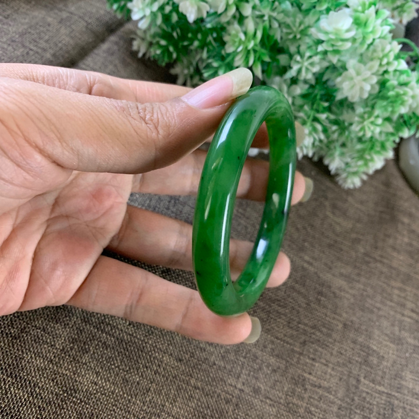 和田玉碧玉58.5圈口鲜阳绿色手镯，镯型古朴典雅。在诗情画意的雨巷相遇，你是我腕间的一抹风情，有你眸有深情.清风荡漾湖间静水，我愿俯身低眉，在烟波涟漪处寻你