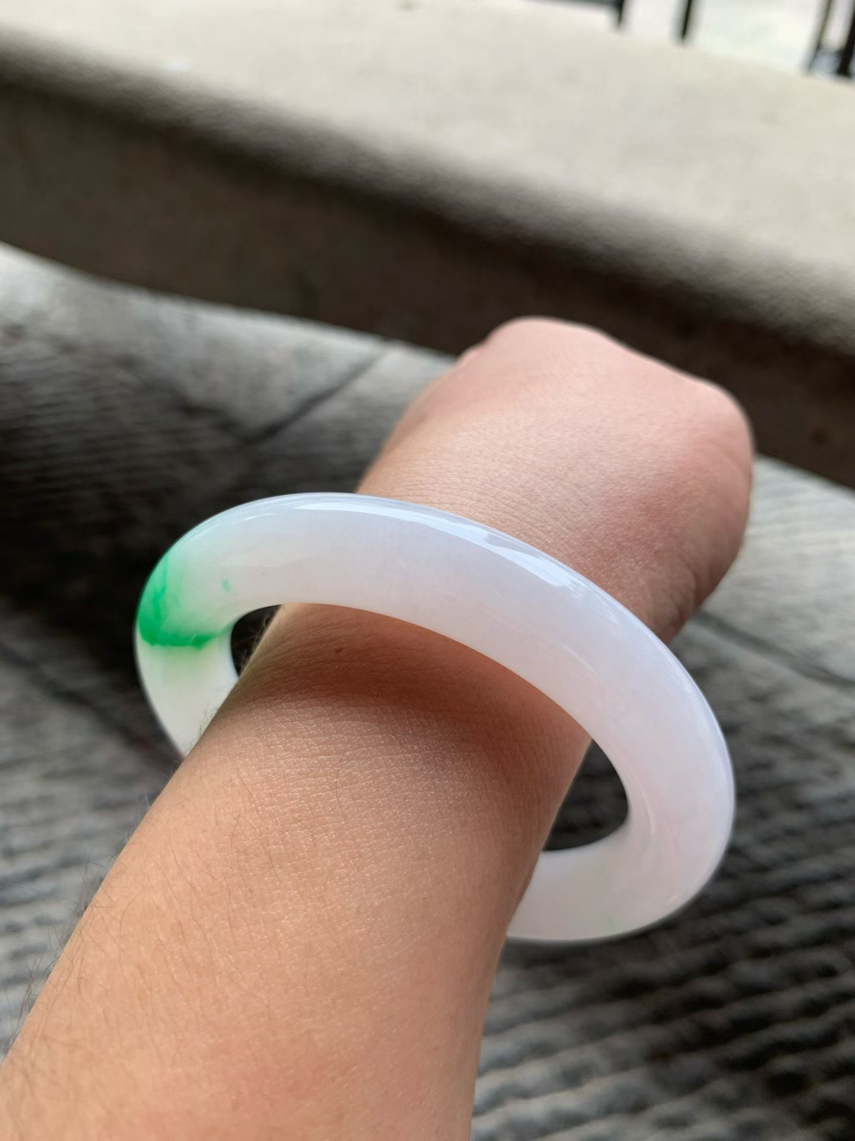 飘绿圆条手镯尺寸57*12*12 版型圆润厚实，底子白皙温润，一抹翠色正阳鲜辣，青翠耀眼！