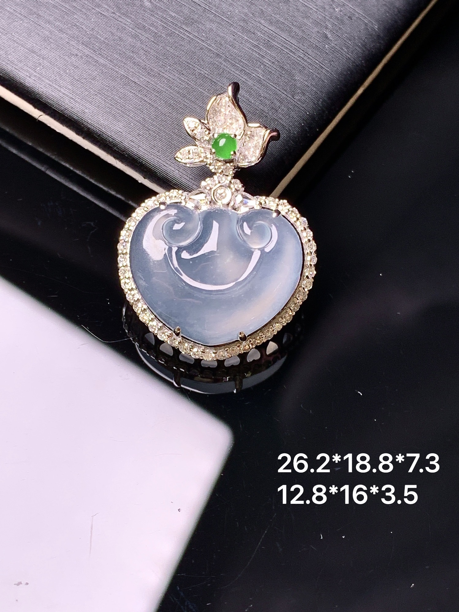 18k金钻镶嵌冰种如意头吊坠 玉质细腻 色泽艳丽清新 水润亮眼 整体尺寸26.2*18.8*7.3f3