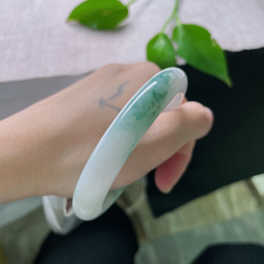 58.7/10.9/7.9。飘花正圈，白底，肉质细腻干净，洒金，细纹不影响