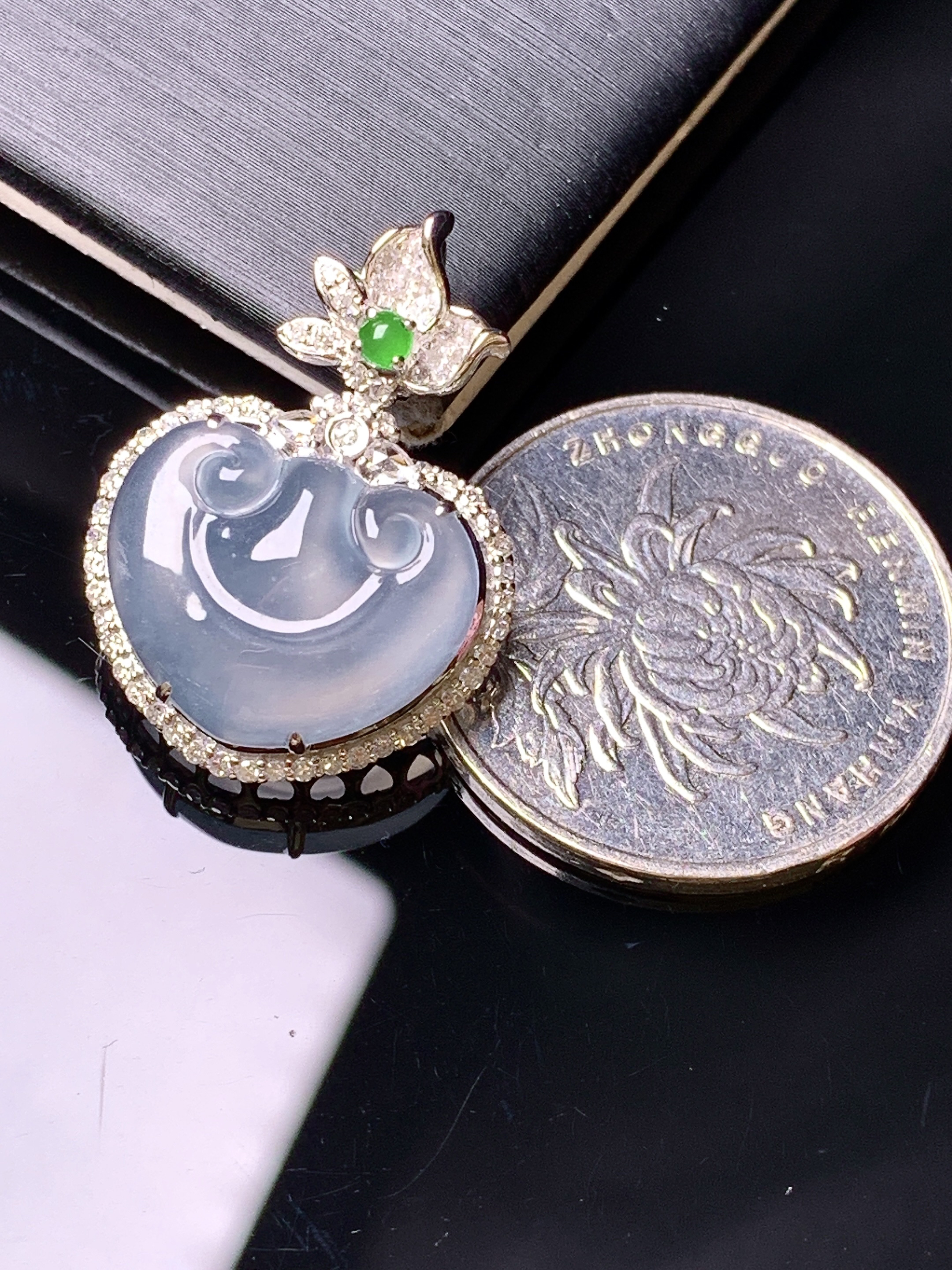 18k金钻镶嵌冰种如意头吊坠 玉质细腻 色泽艳丽清新 水润亮眼 整体尺寸26.2*18.8*7.3f3