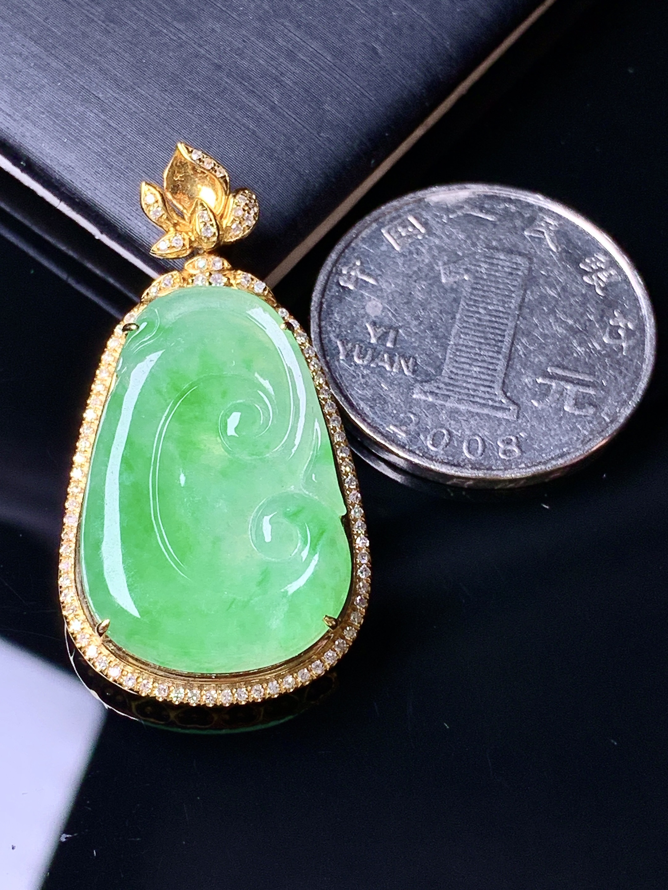 18k金钻镶嵌翠绿如意吊坠 玉质细腻 色泽艳丽清新 水润亮眼 整体尺寸38.5*20.5*7f3