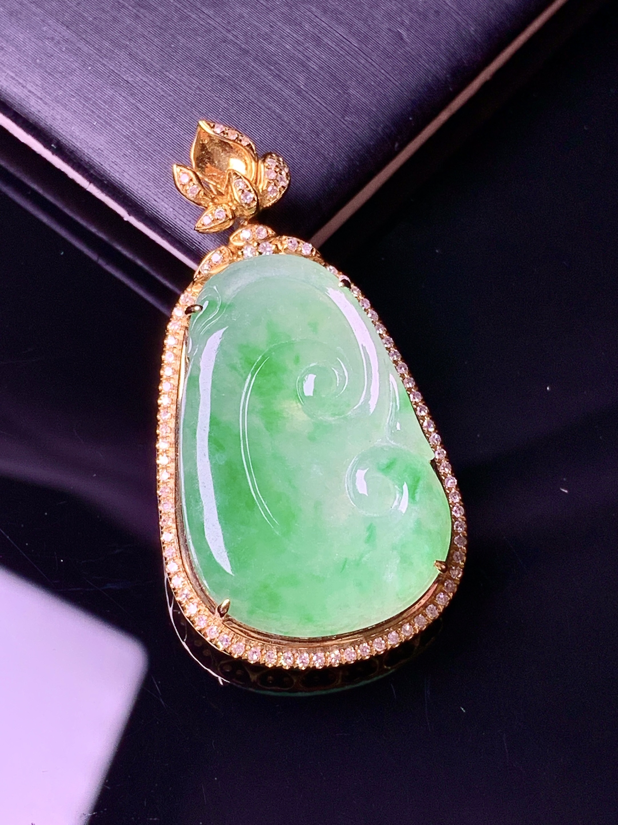 18k金钻镶嵌翠绿如意吊坠 玉质细腻 色泽艳丽清新 水润亮眼 整体尺寸38.5*20.5*7f3