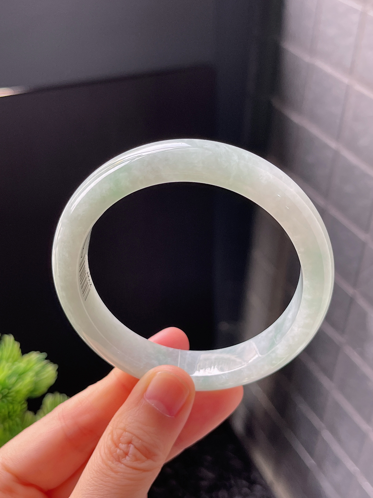 正圈56.8圈口，翡翠糯化种淡绿色手镯