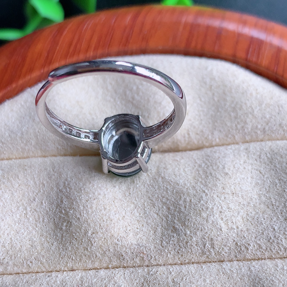 冰润满绿精美环形翡翠戒指  玉质细腻  冰清玉润  飘花灵动  颜色漂亮  W481.21   内径尺寸：18-10-5.8mm  裸石尺寸：10-8mm