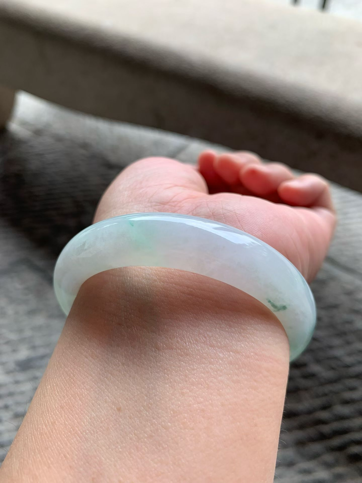 飘绿花正圈手镯尺寸55.5*13*8 种质细腻，温润柔和，底子清爽，绿花浓淡相宜，低调又显贵！