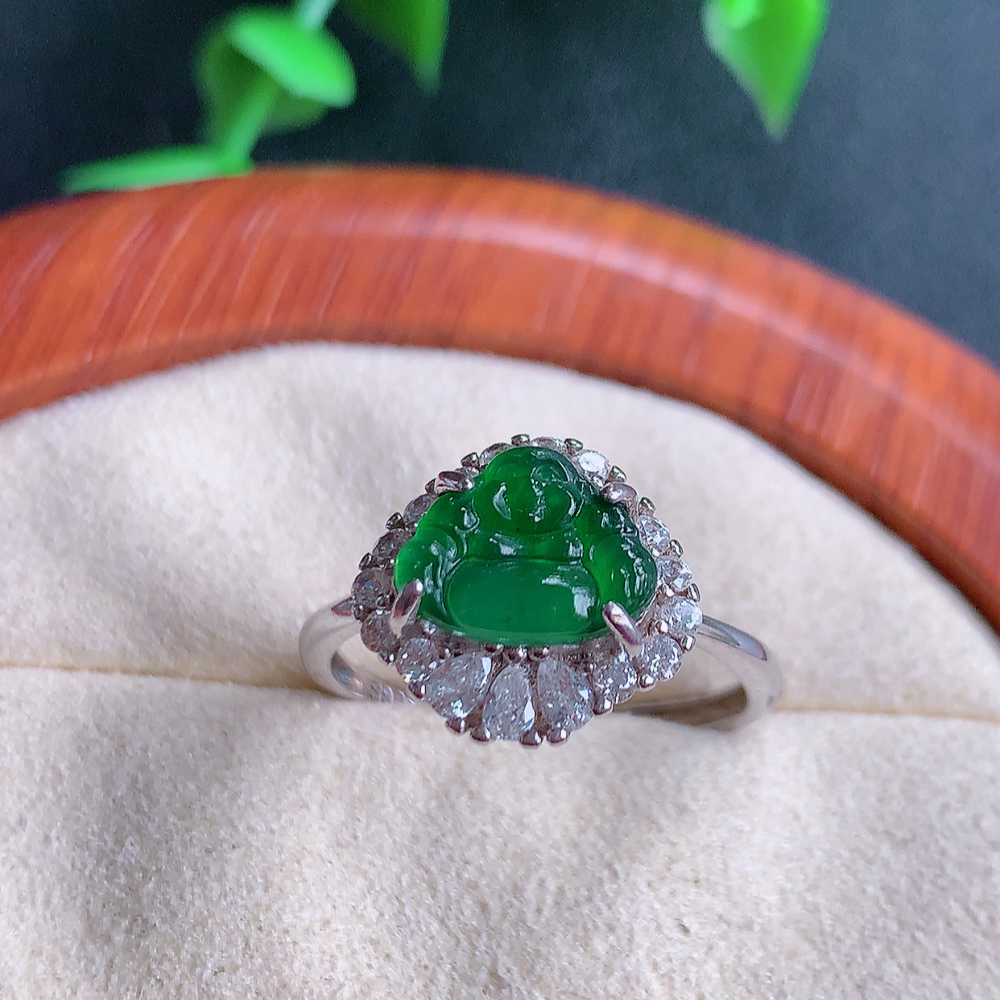 冰润满绿精美佛公翡翠戒指  玉质细腻  冰清玉润  飘花灵动  颜色漂亮  W481.21   内径尺寸：19-13-7.3mm  裸石尺寸：8-10mm