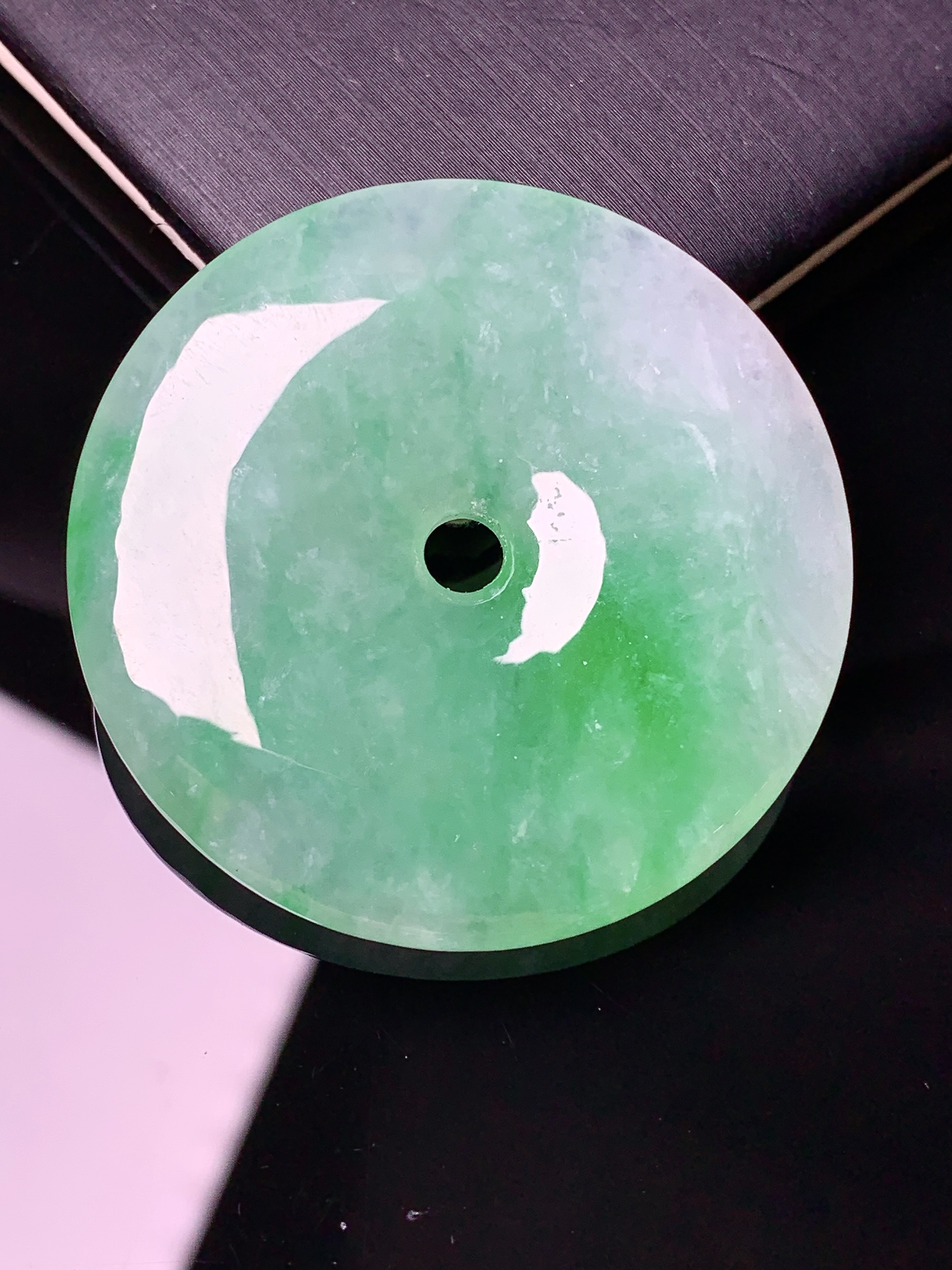 飘绿平安扣吊坠 玉质细腻 色泽艳丽清新 水润亮眼 整体尺寸39.5*6.2j3