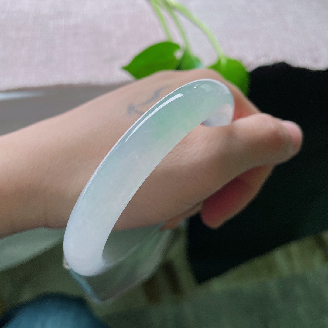 59.7/11.2/8.7，冰润淡春彩正圈。韵味悠长，像晨雾里未醒的丁香，烂漫天真，无纹裂