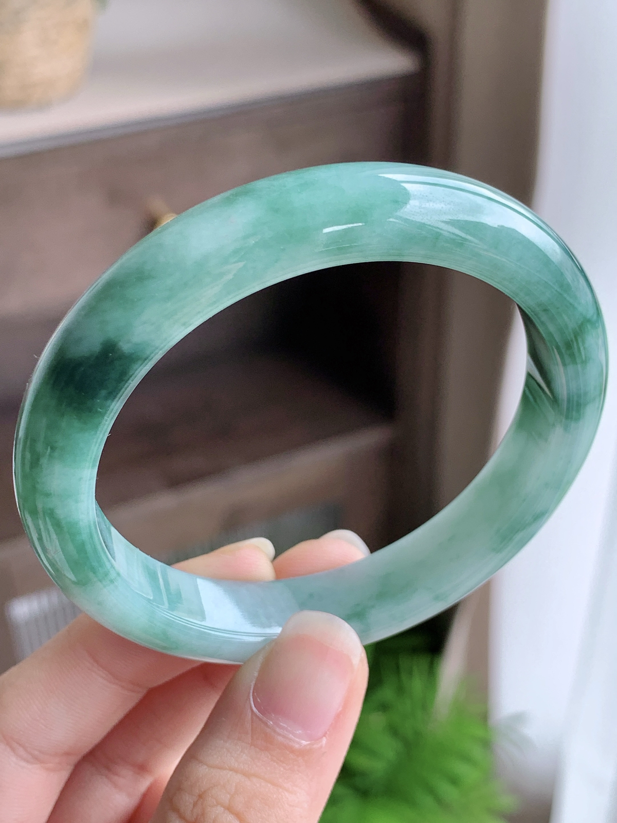 【手镯】正圈 圈口 55 56
【尺寸】55.5-11.4-7.4
【说明】冰飘花 青山云雾 种老细腻 缅甸A货翡翠 完美