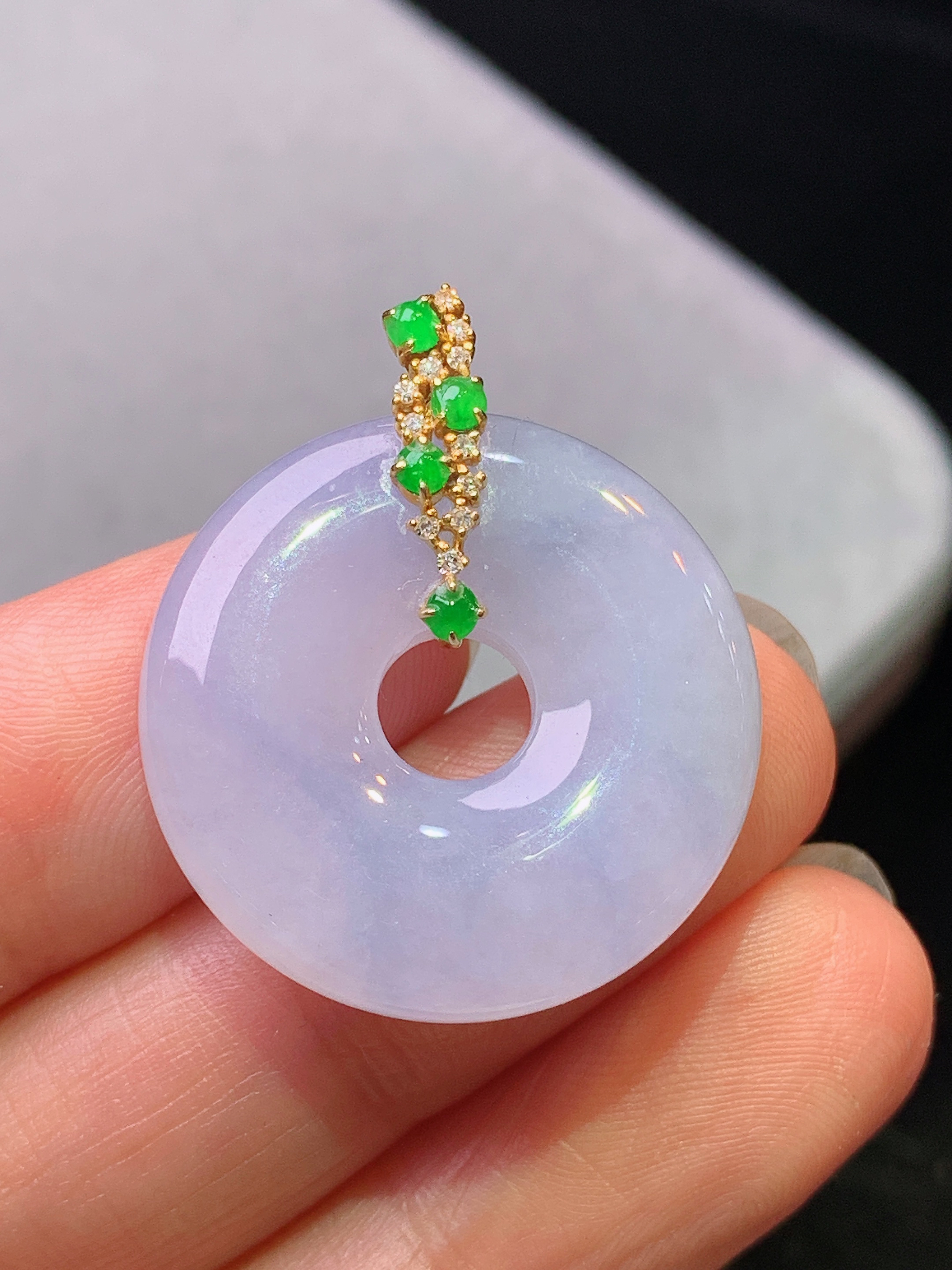 18k金钻镶嵌淡紫罗兰平安环吊坠 玉质细腻 色泽艳丽清新 水润亮眼 整体尺寸28.9*24.2*5.