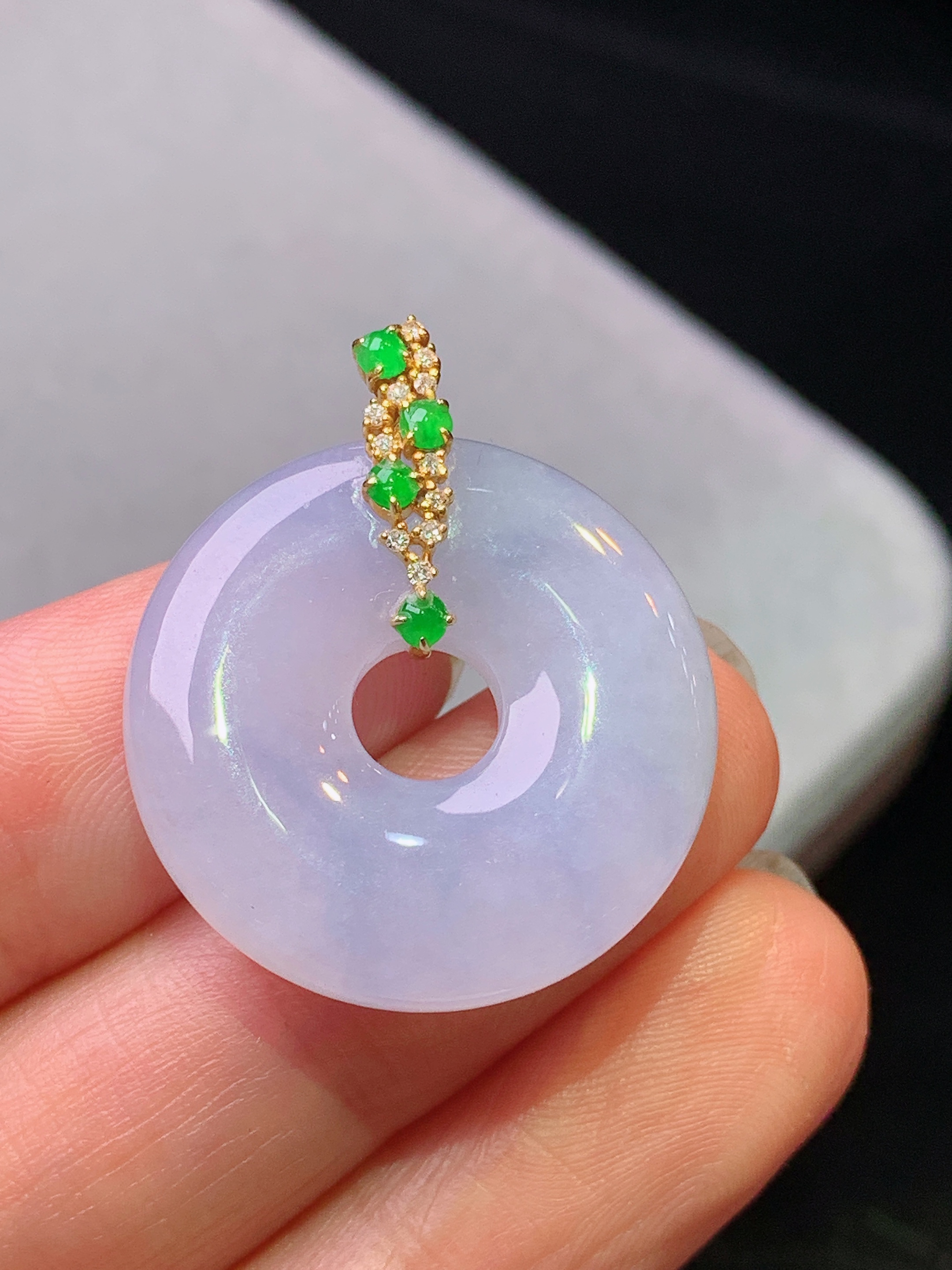 18k金钻镶嵌淡紫罗兰平安环吊坠 玉质细腻 色泽艳丽清新 水润亮眼 整体尺寸28.9*24.2*5.2b1