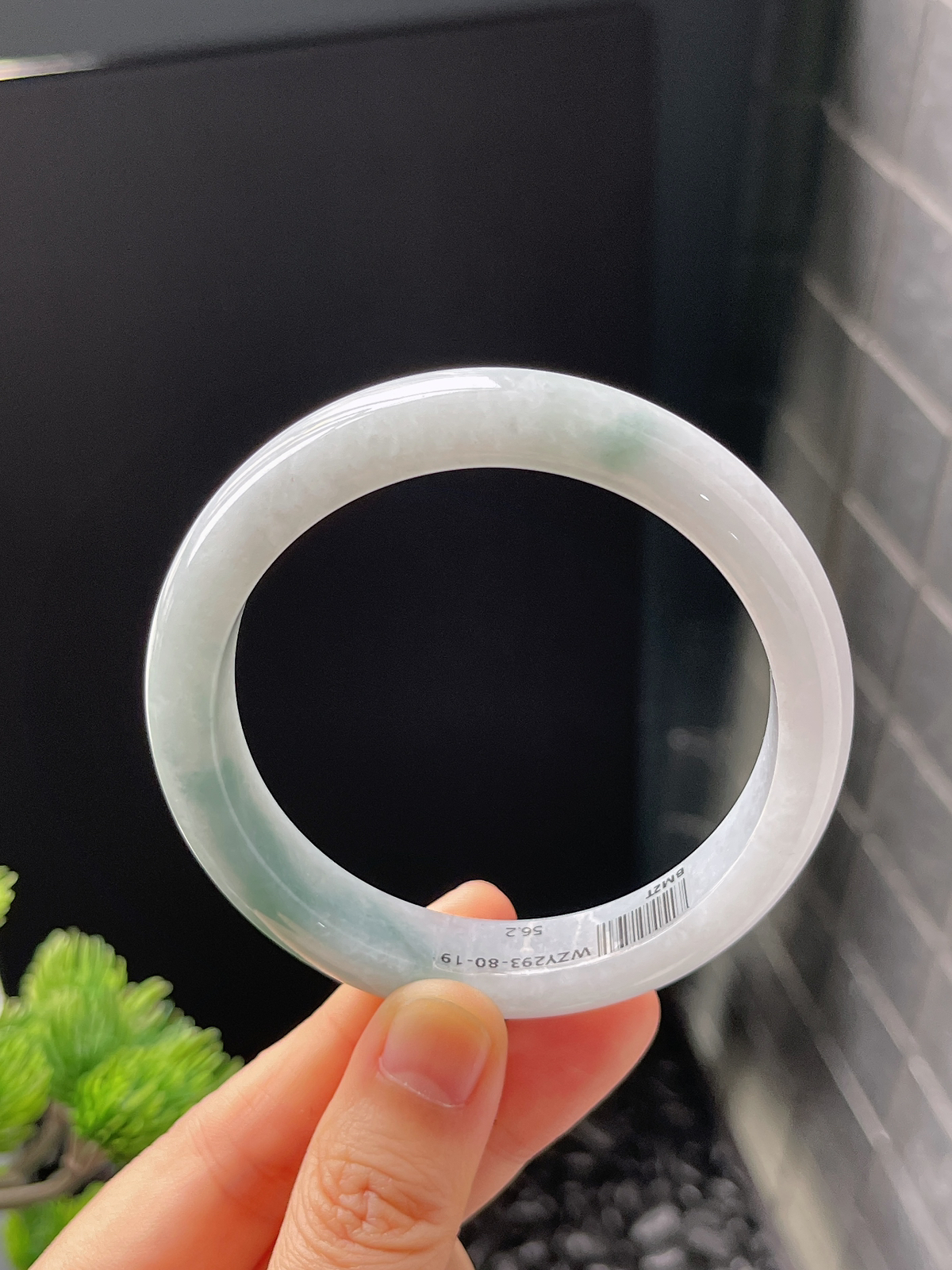 正圈56.2圈口，翡翠糯化种淡蓝色手镯