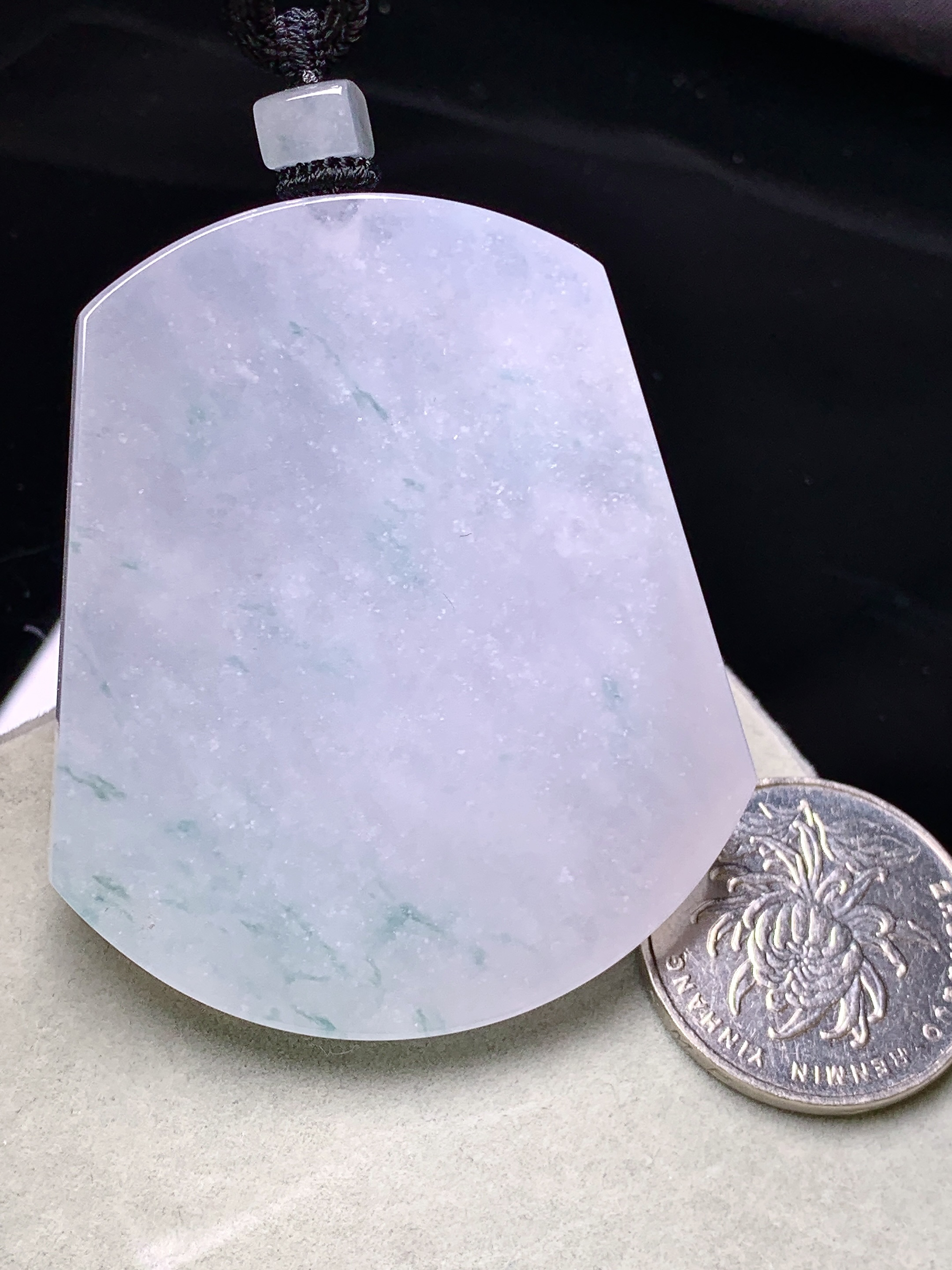 飘绿无事牌吊坠 玉质细腻 色泽艳丽清新 水润亮眼 整体尺寸55.8*47.8*6.3L1