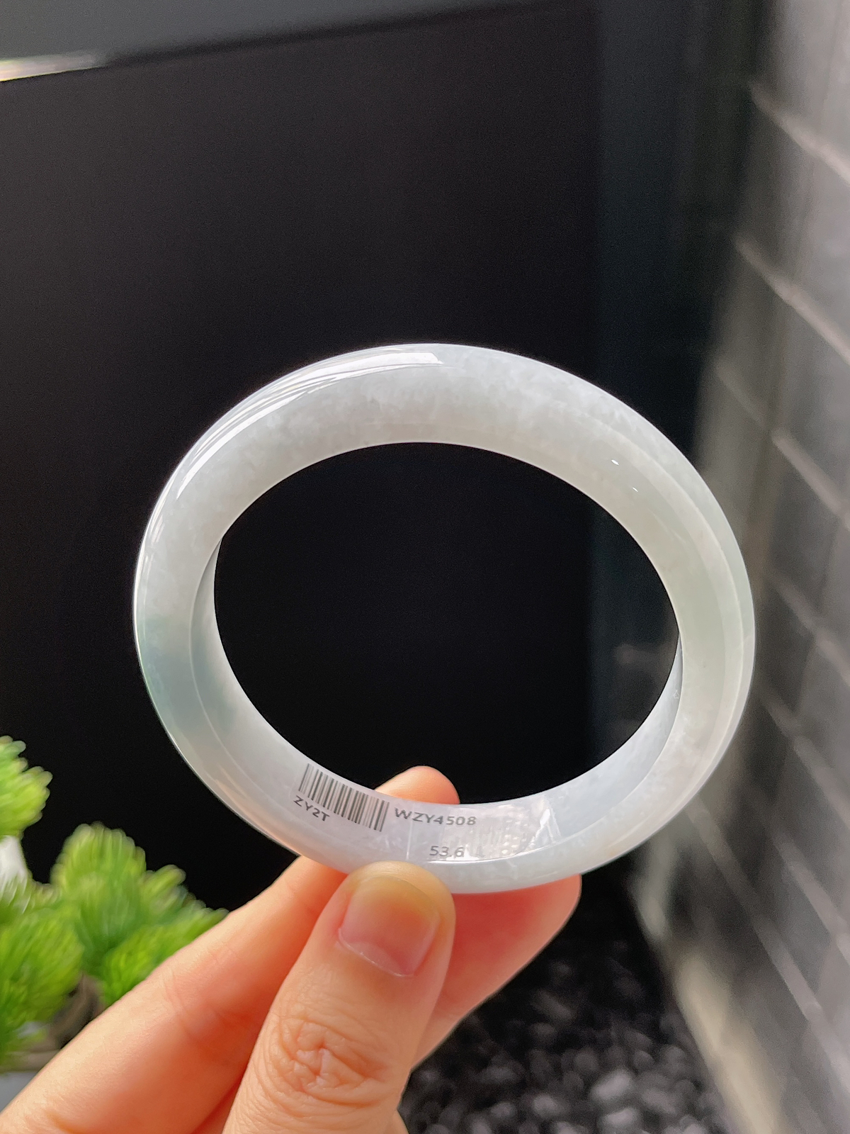 正圈53.6圈口，翡翠糯化种淡蓝色手镯