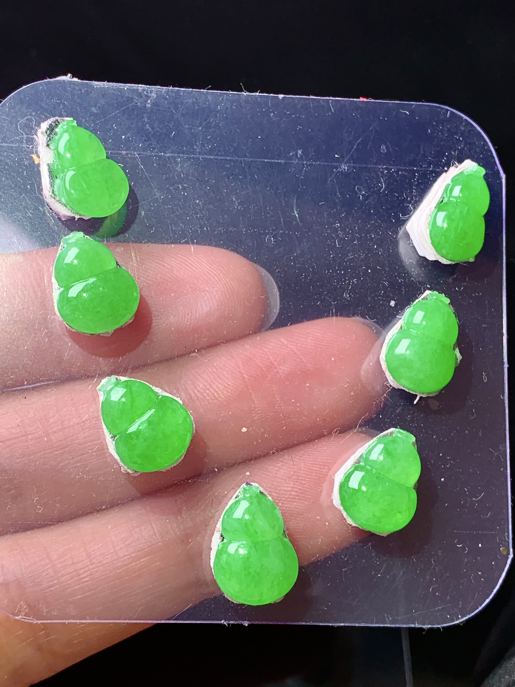 镶嵌款 翠绿葫芦一手 玉质细腻 色泽艳丽清新 水润亮眼 整体尺寸11.5*8.5*3j3