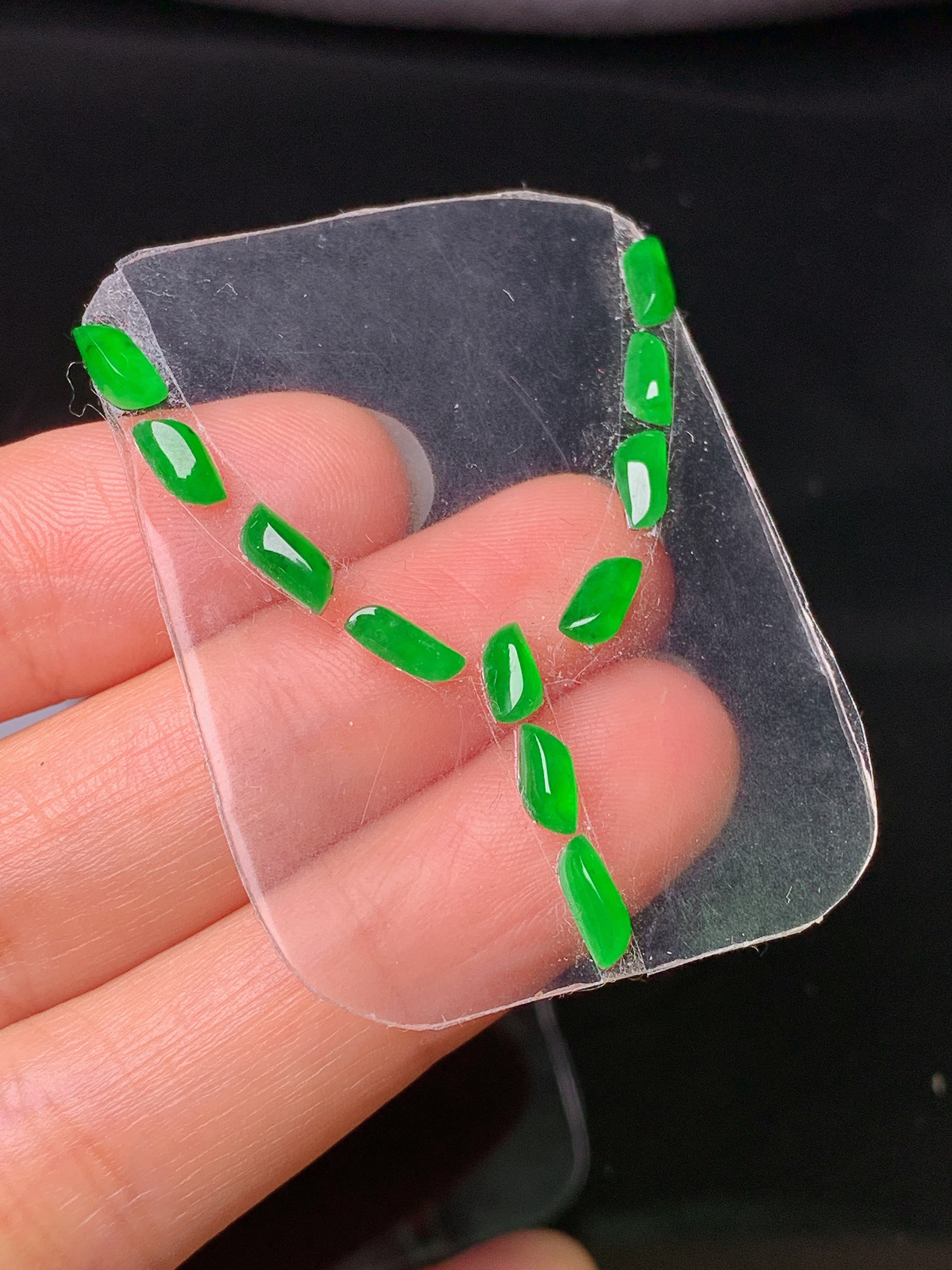 镶嵌款 满绿随形一手 吊坠 玉质细腻 色泽艳丽清新 水润亮眼 整体尺寸6.6*2.3*2j3