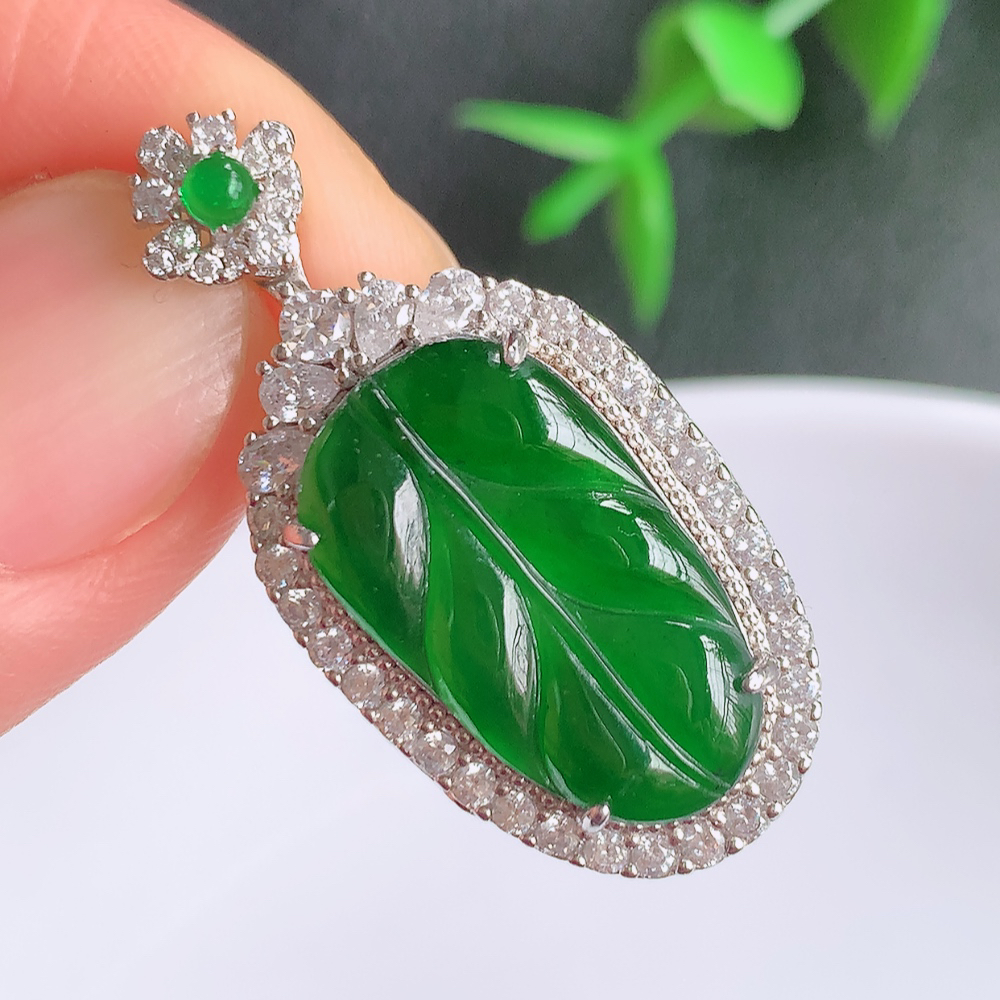 冰润满绿925银镶金枝玉叶翡翠吊坠  老种起胶感  飘花灵动  寓意“金枝玉叶，大业有成，一夜成名”