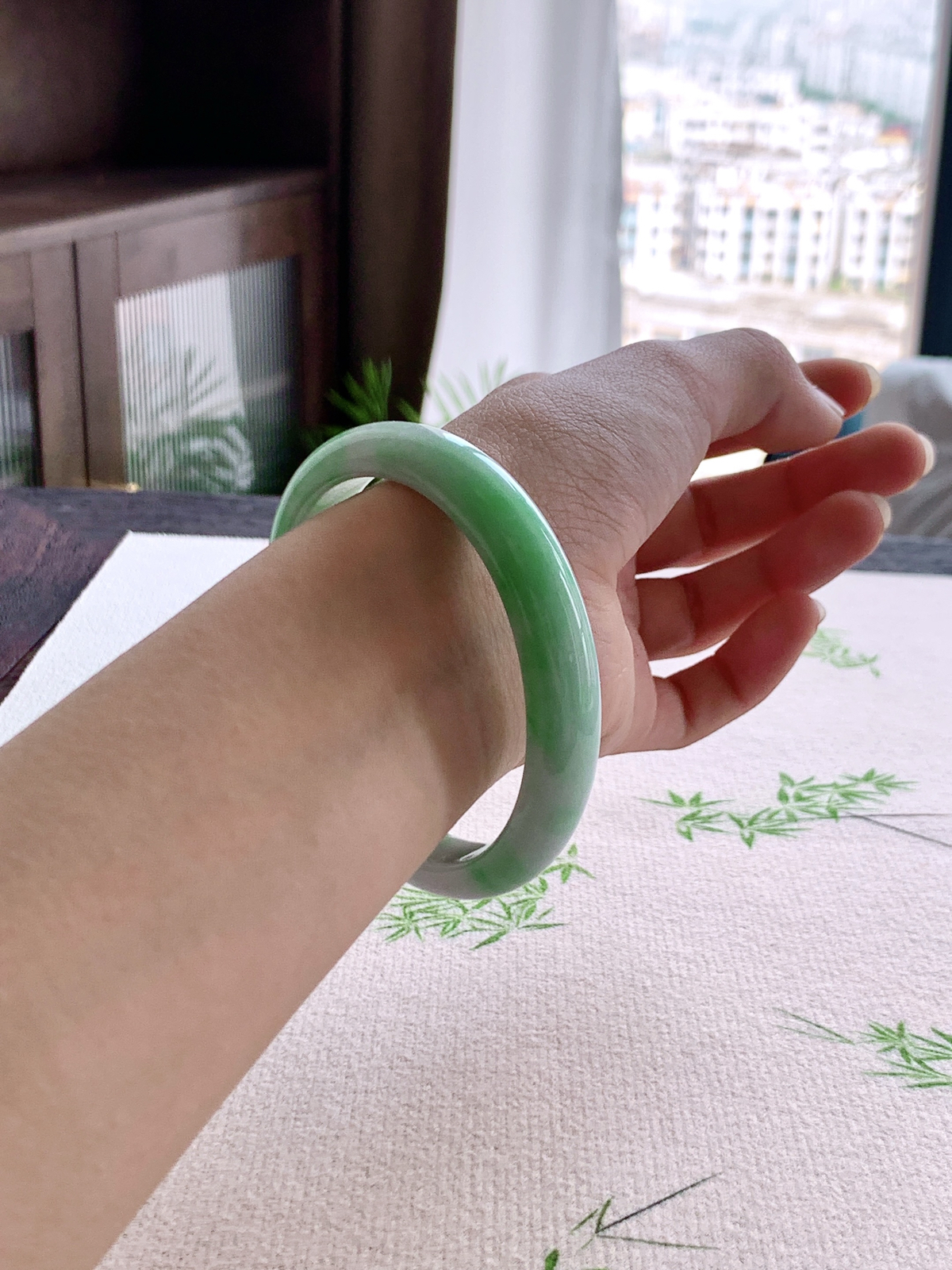 【手镯】️贵妃 圈口 55 56
【尺寸】57.5-49.5-11.3-6.8
【说明】翠烟绕镯 飘绿花 冰飘花 种老细腻 缅甸A货翡翠 完美