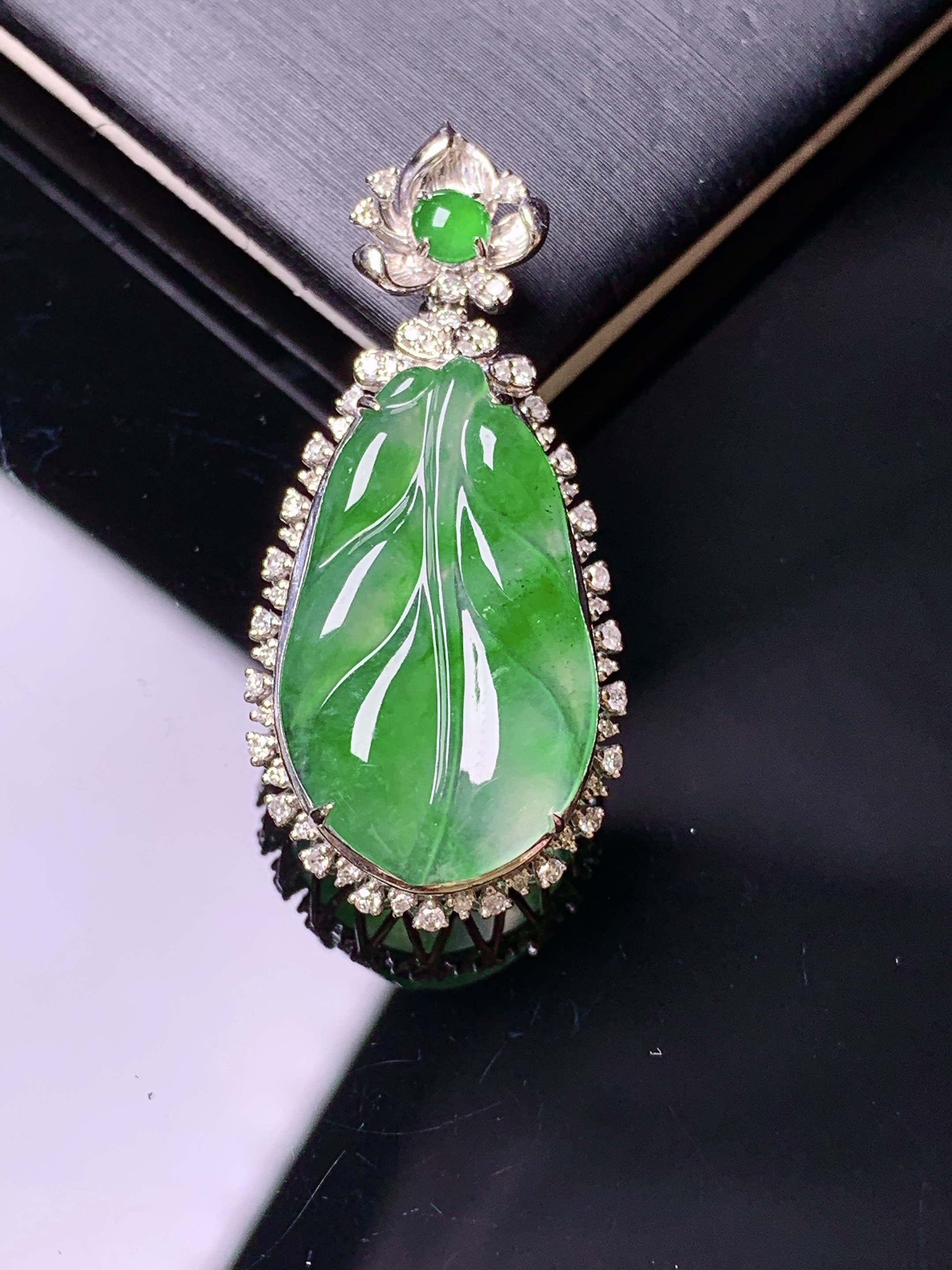 18k金钻镶嵌翠绿树叶吊坠 玉质细腻 色泽艳丽清新 水润亮眼 整体尺寸34*16*8.5y4