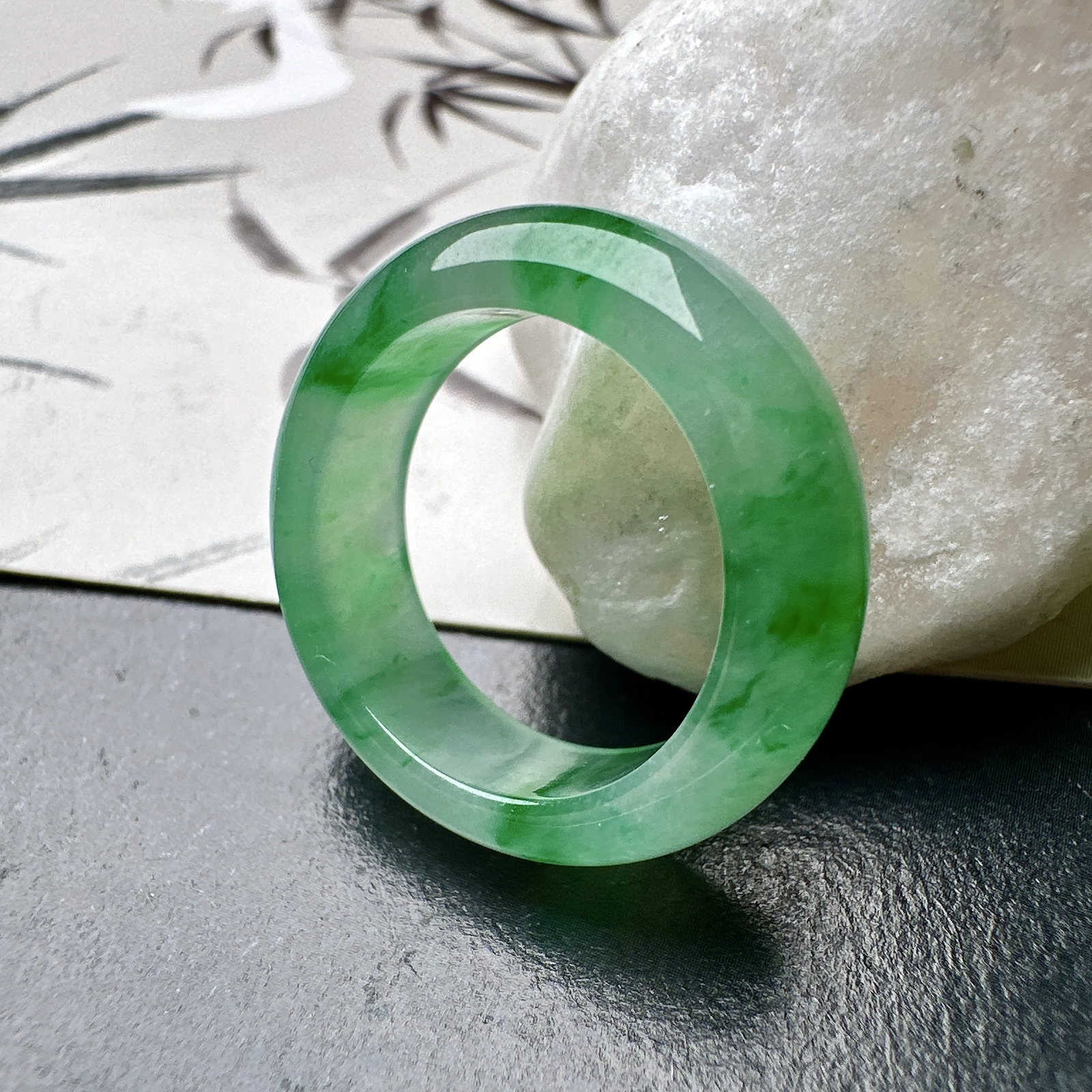 【冰种飘绿戒圈】难得的冰润度，难得的好颜色，韵味十足，古色古香。也可当甜甜圈佩戴