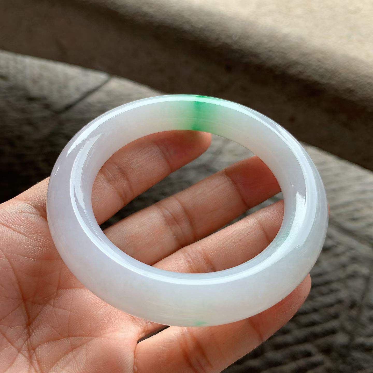 飘绿圆条手镯尺寸57*12*12 版型圆润厚实，底子白皙温润，一抹翠色正阳鲜辣，青翠耀眼！