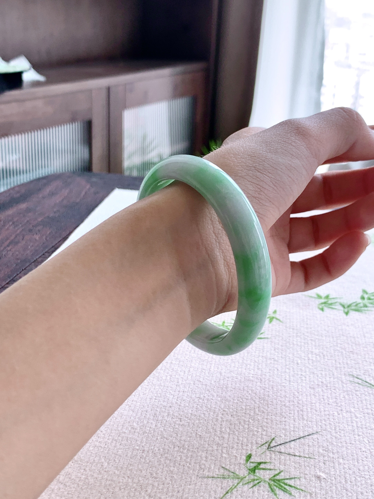 【手镯】️贵妃 圈口 55 56
【尺寸】57.5-49.5-11.3-6.8
【说明】翠烟绕镯 飘绿花 冰飘花 种老细腻 缅甸A货翡翠 完美