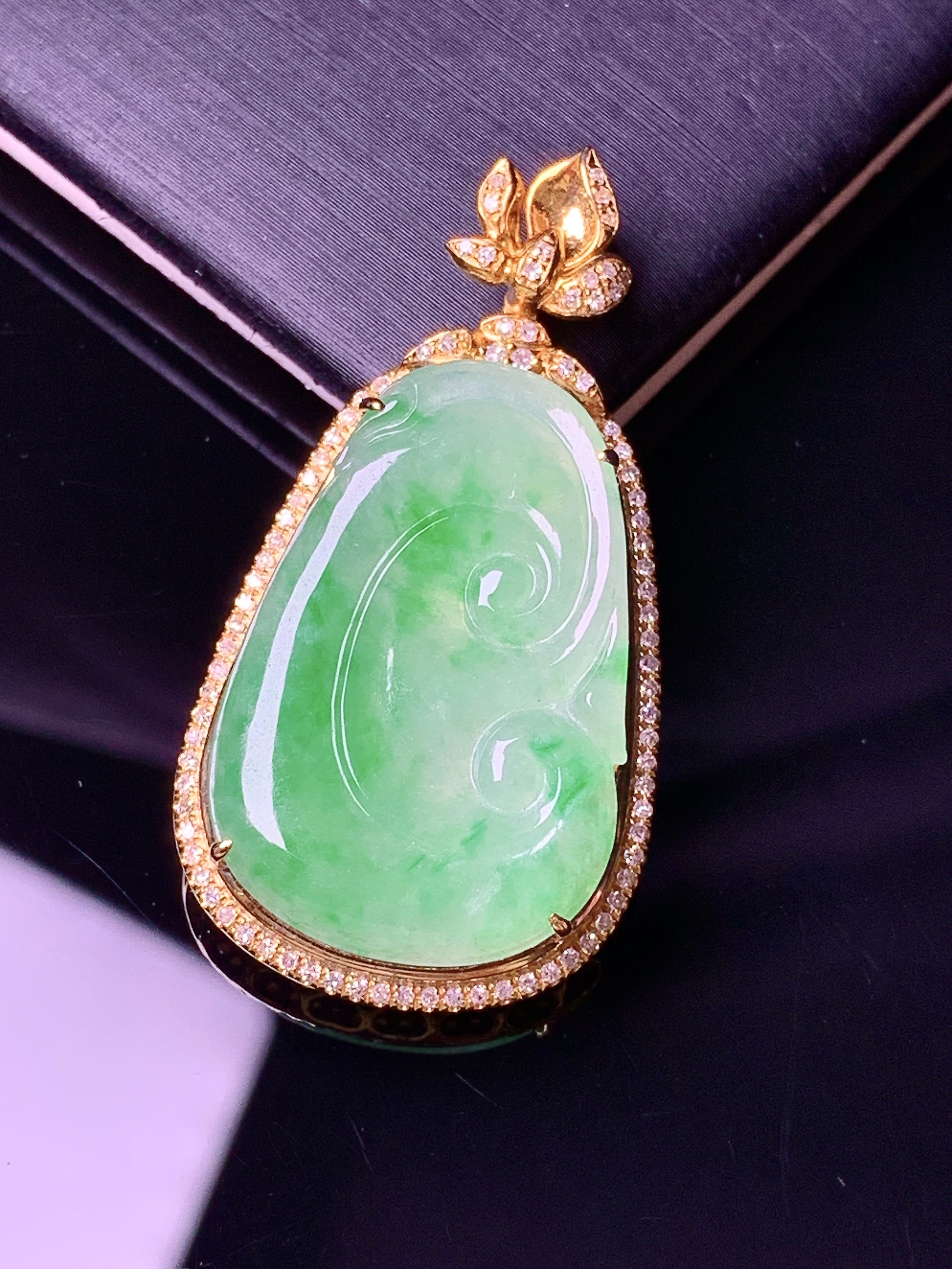 18k金钻镶嵌翠绿如意吊坠 玉质细腻 色泽艳丽清新 水润亮眼 整体尺寸38.5*20.5*7f3