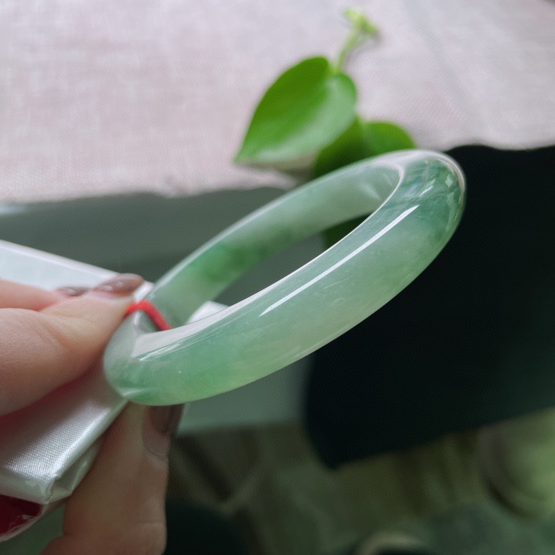 54.5/10.2/9.6，湖水绿正圈，水头好，版型厚装的，饱满，沉稳内敛。无暇