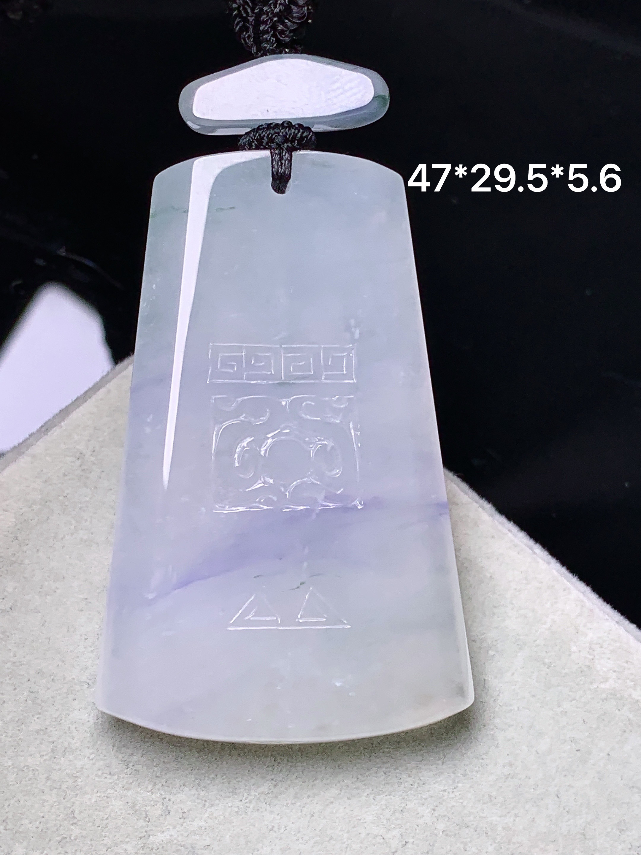 飘紫无事牌吊坠 玉质细腻 色泽艳丽清新 水润亮眼 整体尺寸47*29.5*5.6L1