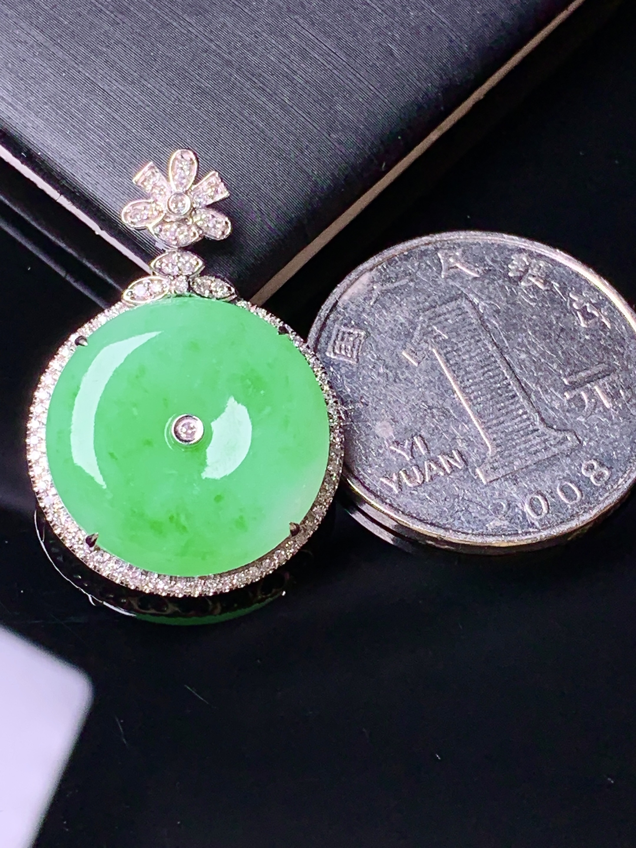 18k金钻镶嵌翠绿平安扣吊坠 玉质细腻 色泽艳丽清新 水润亮眼 整体尺寸29.6*20.6*5.6f3