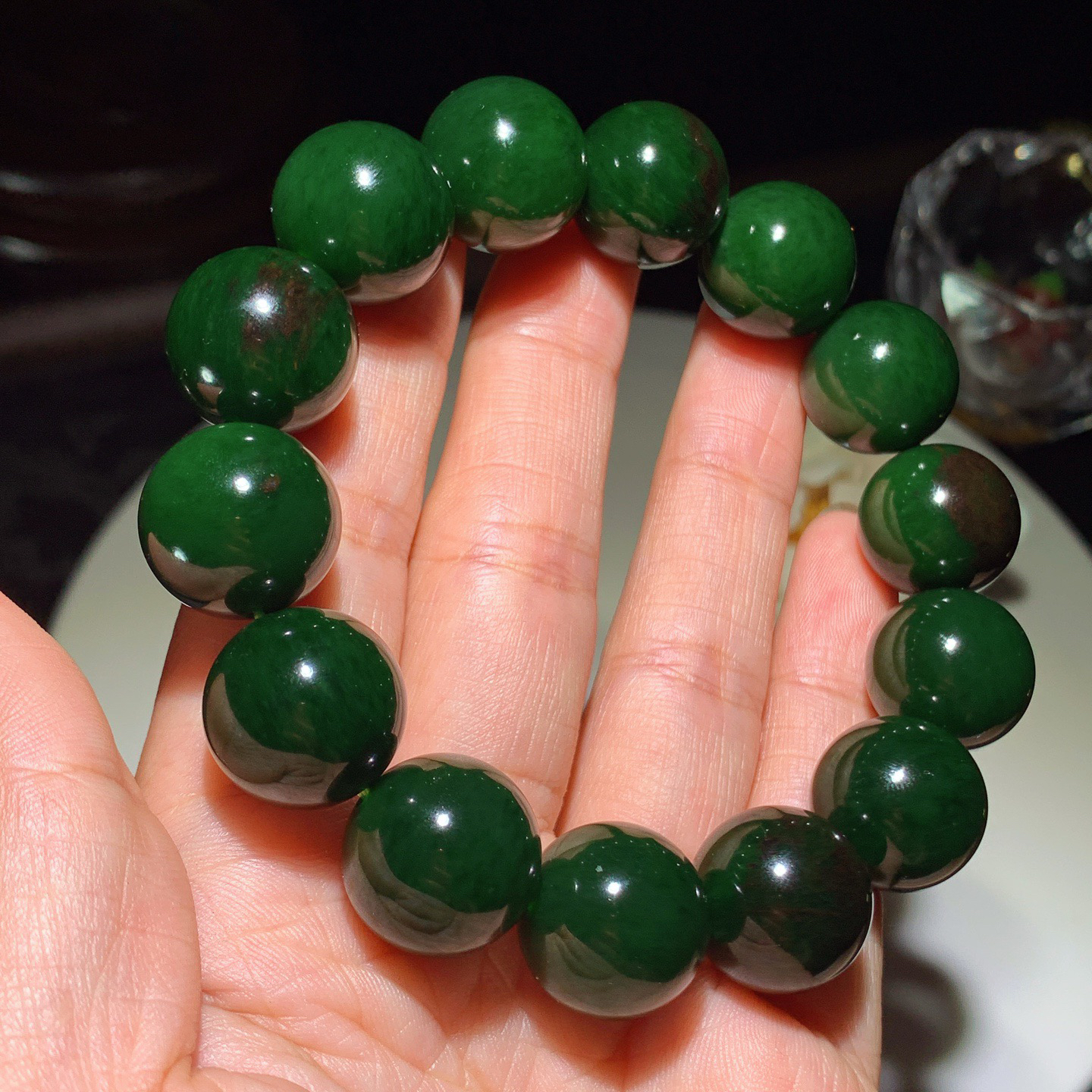 和田玉七号矿红皮料菠菜绿俄罗斯碧玉圆珠手串。单颗尺寸16！玉质细腻油润 底色纯净 脂粉好，品质好。lt260323