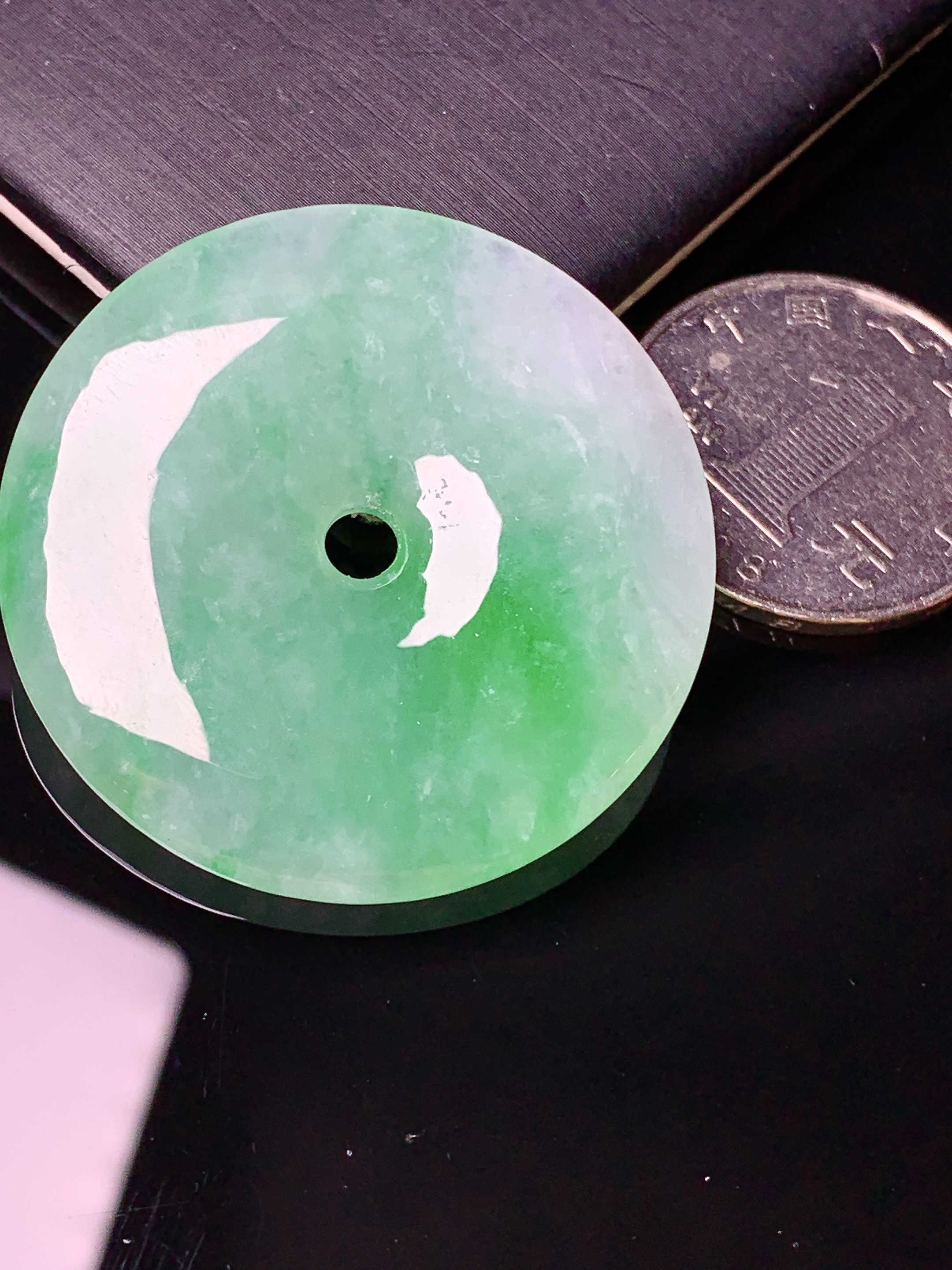 飘绿平安扣吊坠 玉质细腻 色泽艳丽清新 水润亮眼 整体尺寸39.5*6.2j3