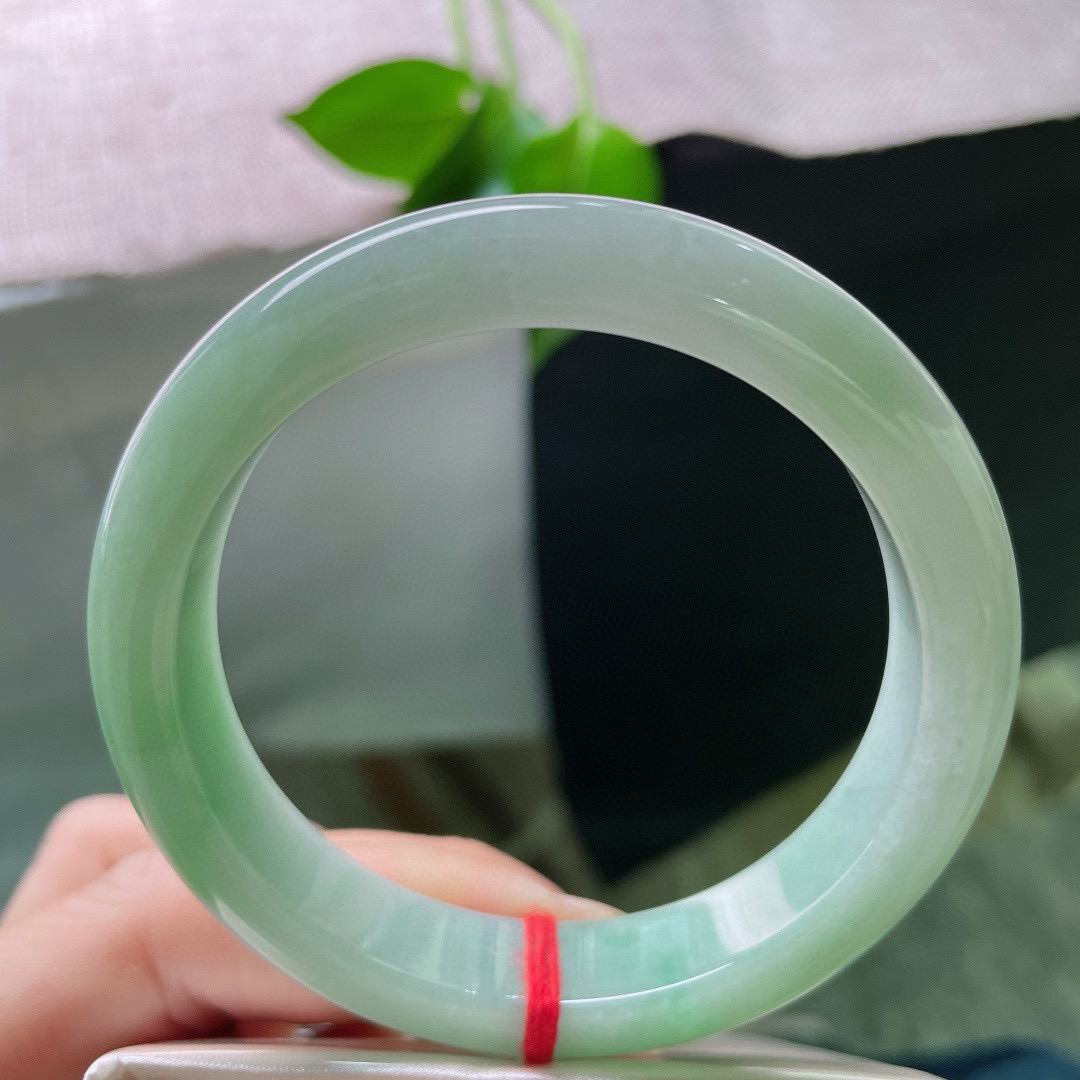 56/12/9.2，绿底正圈，鲜活翠色，充满生机和希望，质地温润，棉线