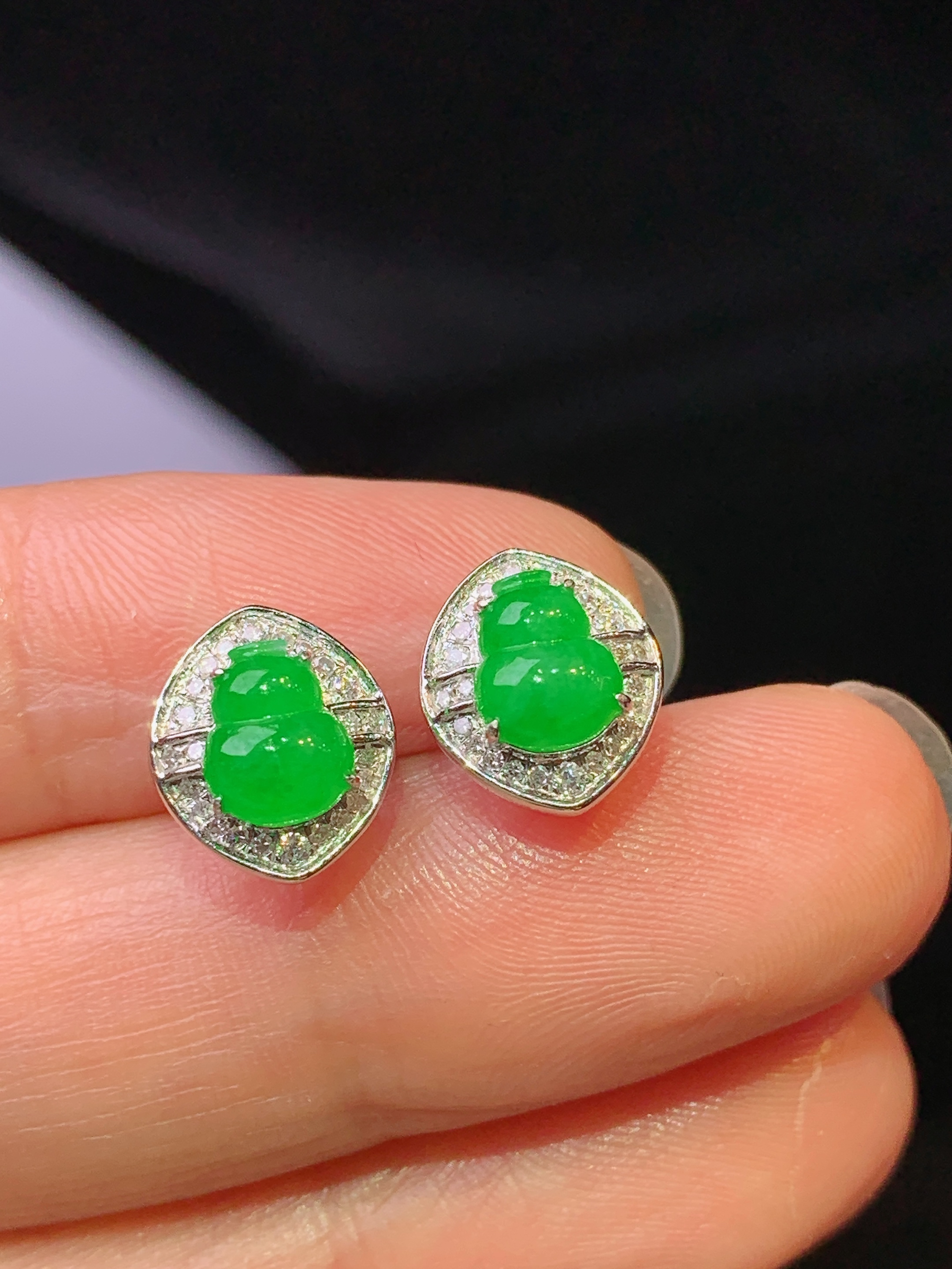 18k金钻镶嵌翠绿葫芦耳钉 玉质细腻 色泽艳丽清新 水润亮眼 整体尺寸10.3*8.8*3.6zy