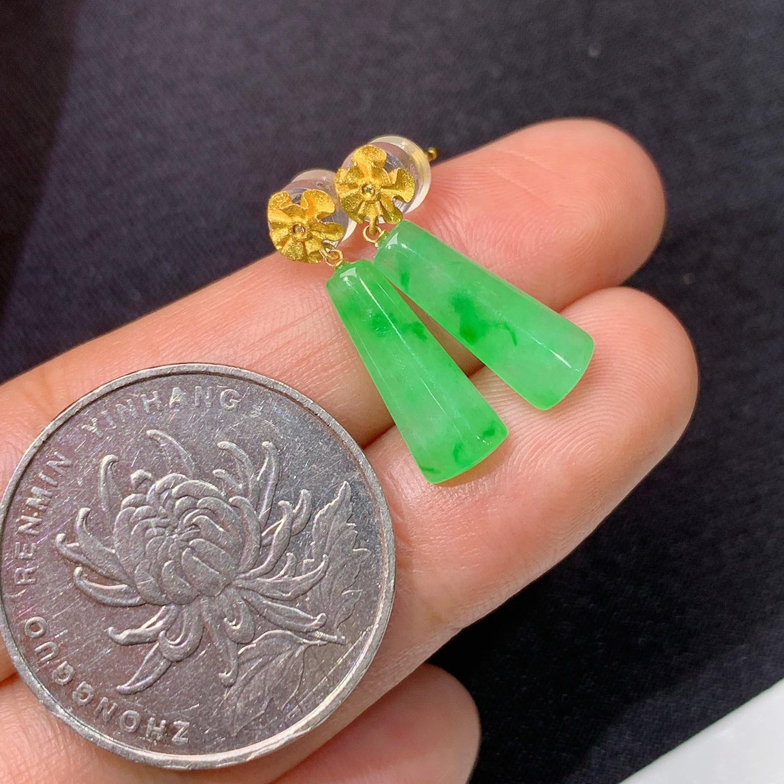 冰飘绿无事牌耳坠，18k金镶嵌，简约时尚，冰润色阳，种水足，Xyg 尺寸13.7*5.6*2.6