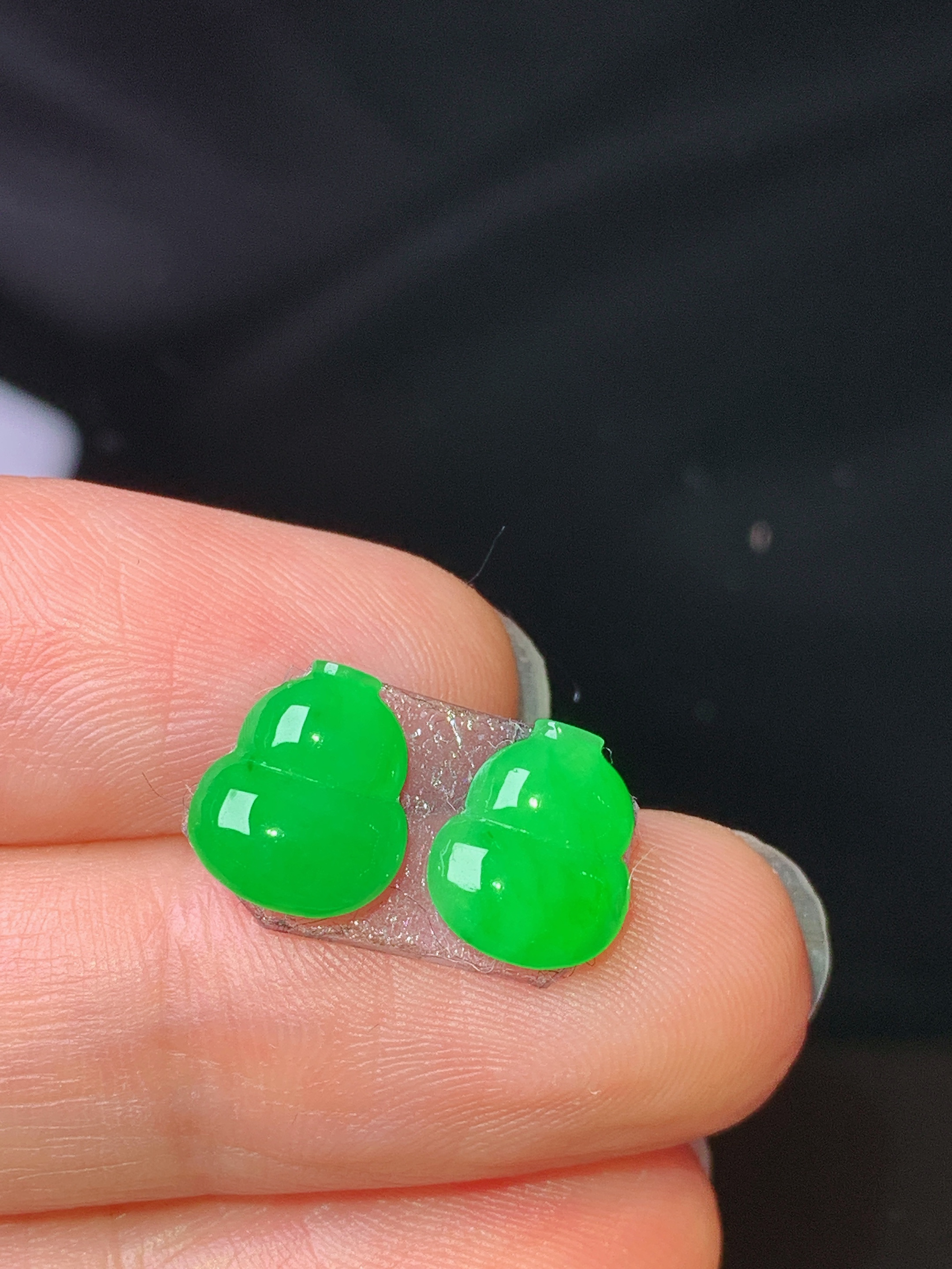 镶嵌款 翠绿葫芦一对 玉质细腻 色泽艳丽清新 水润亮眼 整体尺寸9*7.6*2.6j3