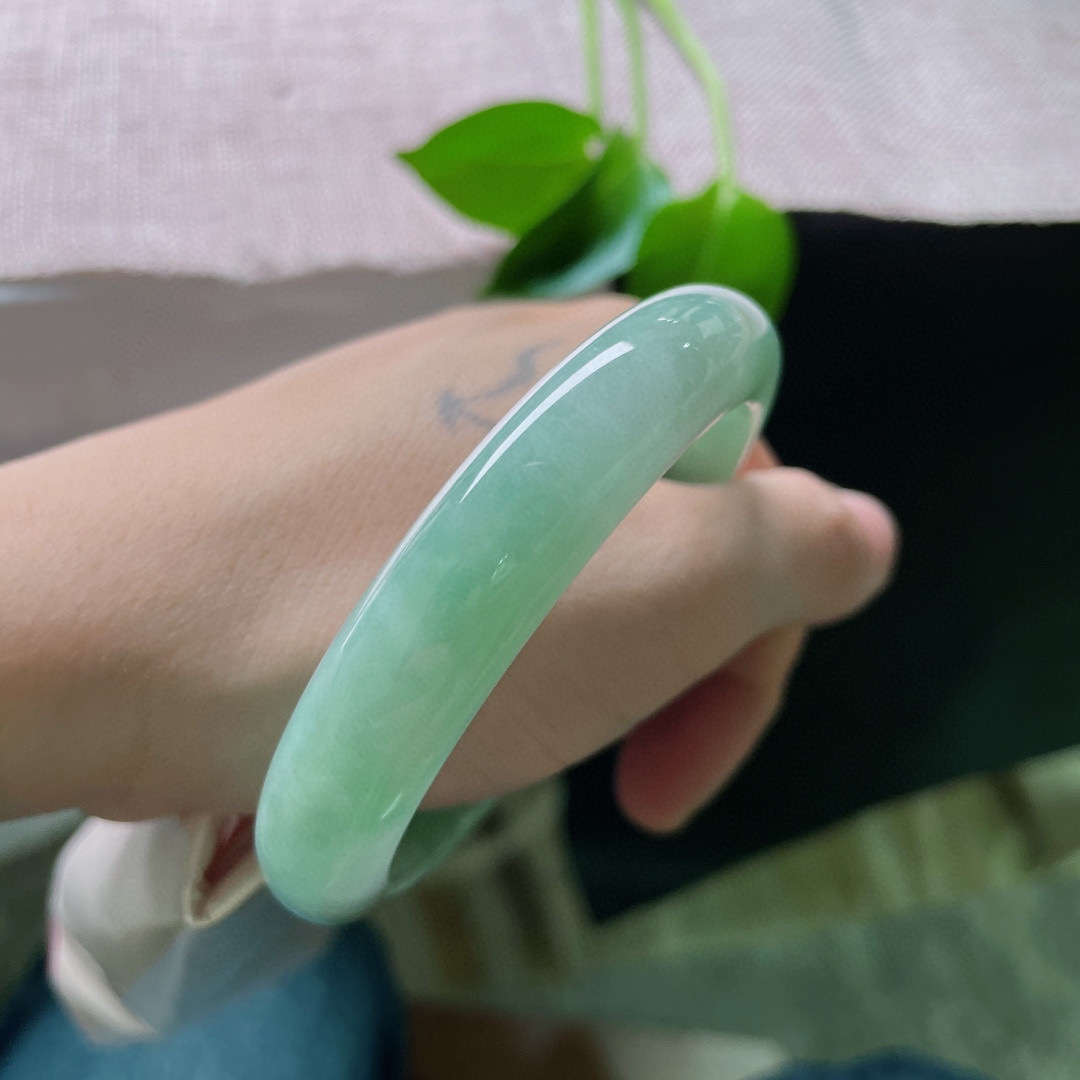 58.2/12.4/8.4，绿底正圈，细润，是不张扬的高级，衬得手腕白皙又雅致。完美，