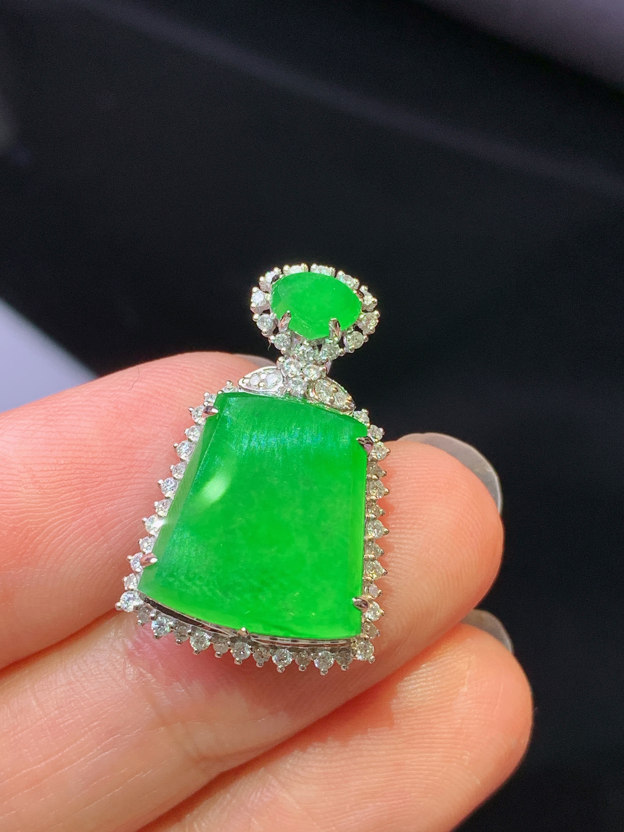 18k金钻镶嵌翠绿无事牌吊坠 玉质细腻 色泽艳丽清新 水润亮眼 整体尺寸24.6*15.6*7.5f1