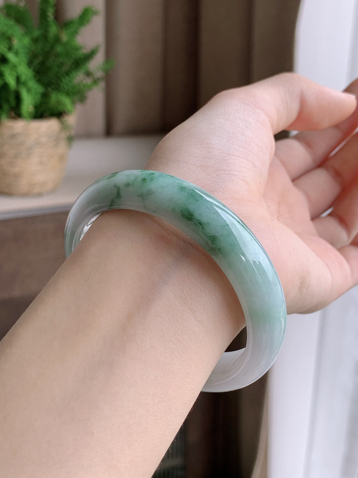 【手镯】正圈 圈口 54 55
【尺寸】55.1-13.2-7.3
【说明】冰飘花 烟雨江南 种老细腻 缅甸A货翡翠 完美