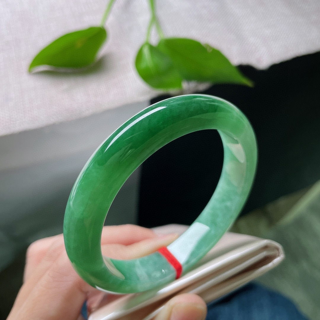 58.3/12.4/8.7，满绿正圈，绿得纯粹，艳得有质感。种老，细润，俏丽多姿，晶体