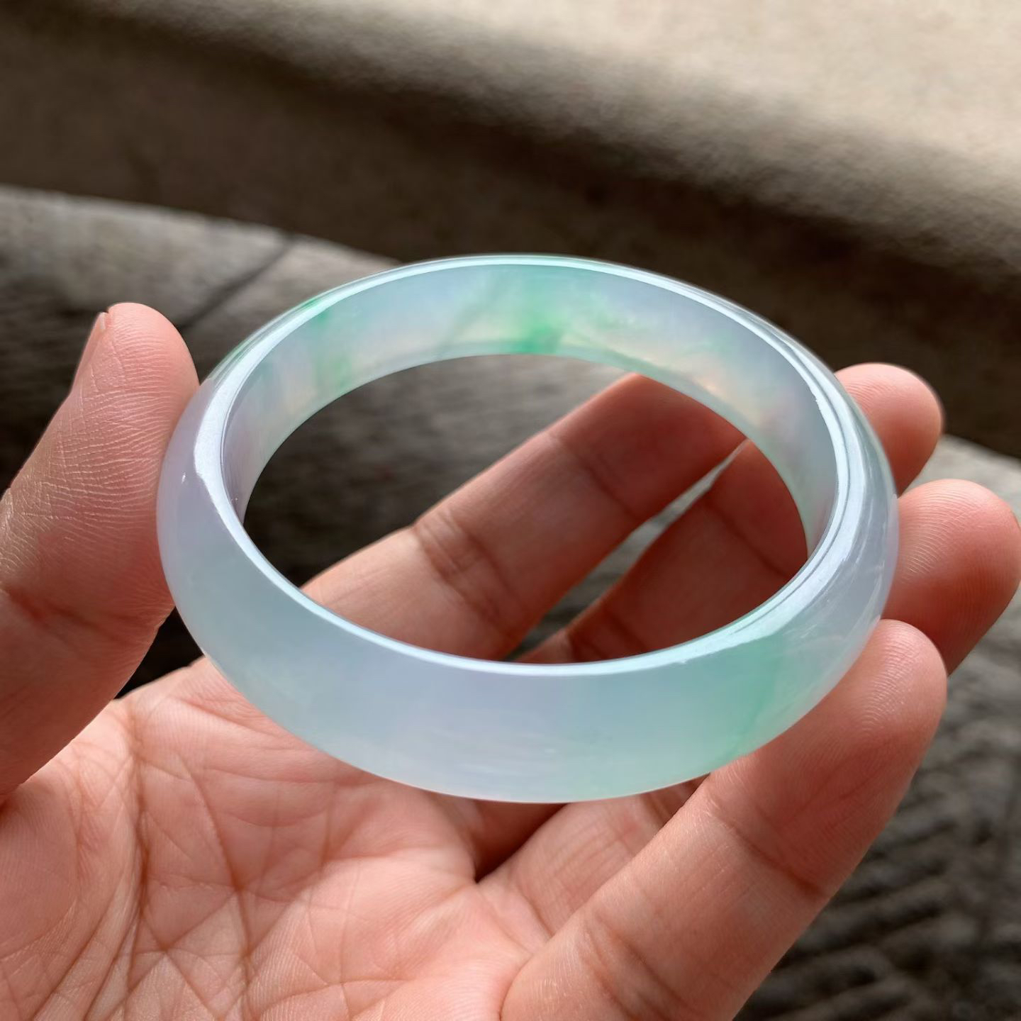 淡春彩正圈手镯尺寸55.8*12*7 老种通透，纯净细腻，胶感十足，紫绿相间，淡雅清新，上手灵气轻