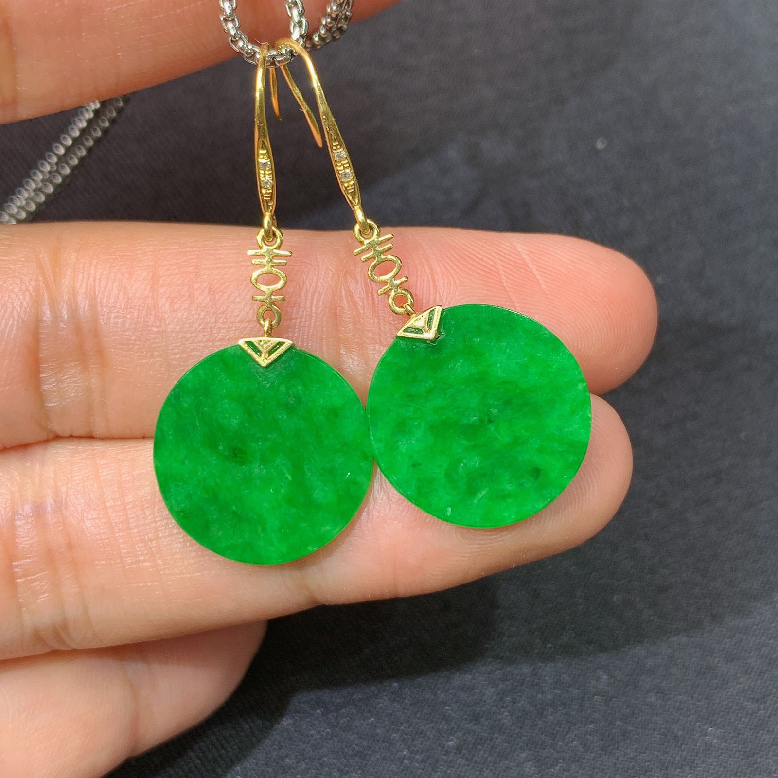 阳绿圆牌耳坠，18k金镶嵌，简约时尚，冰润色阳，种水足，Xyg 尺寸14.9*1