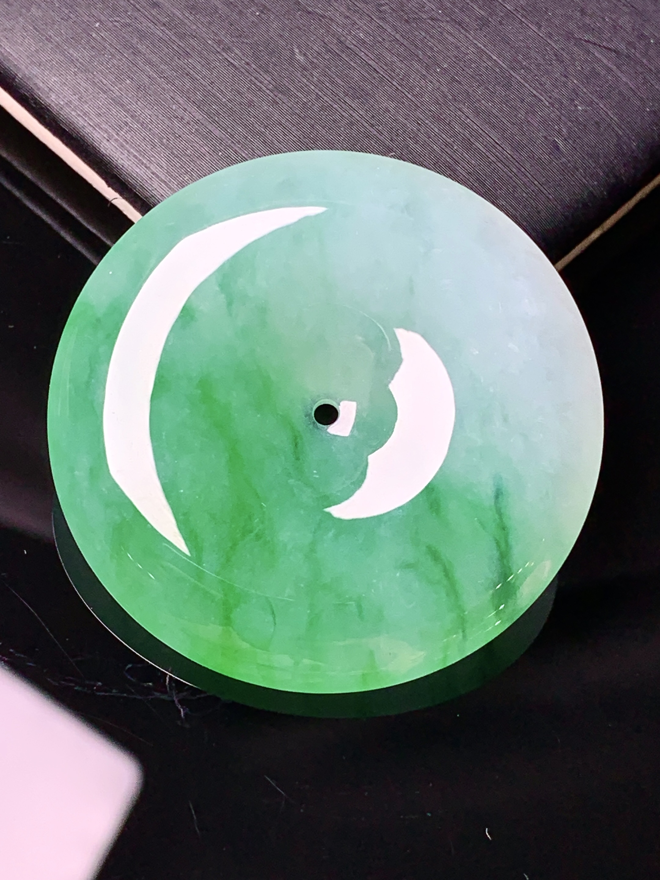 飘绿平安扣吊坠 玉质细腻 色泽艳丽清新 水润亮眼 整体尺寸36*6.5x1