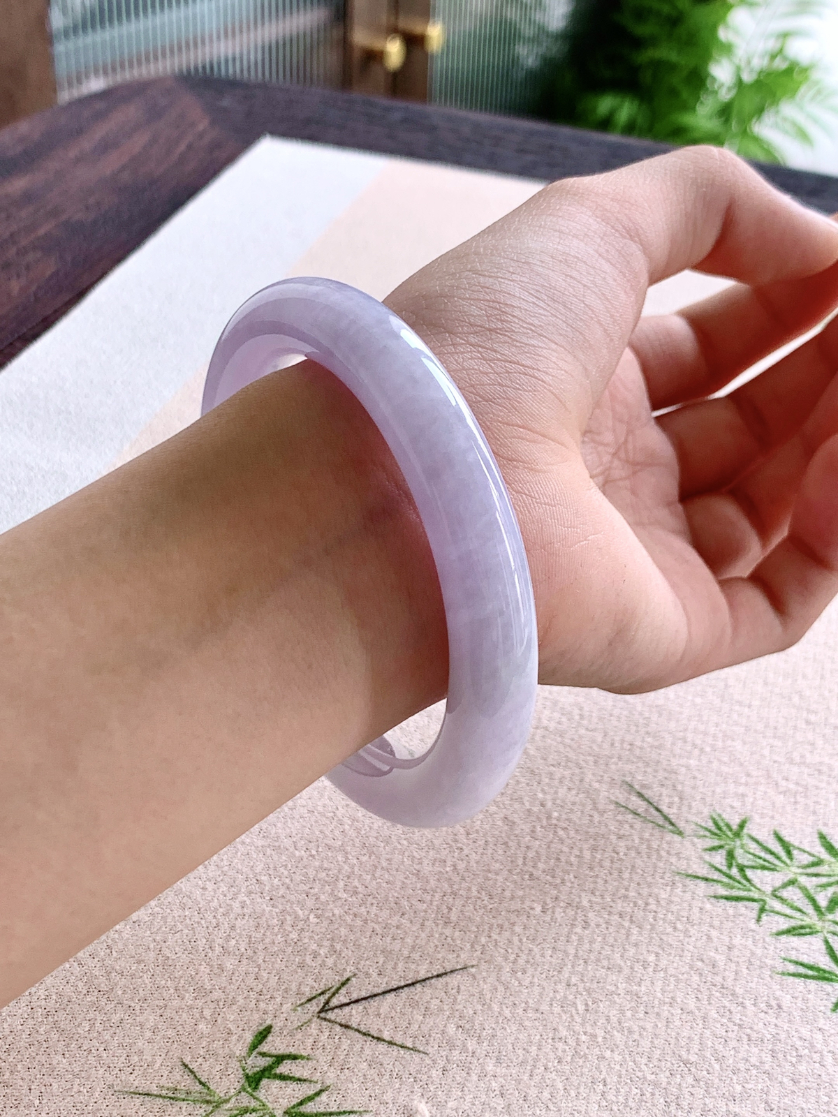 【手镯】️圆条 圈口 57 58
【尺寸】56.3-10.3-10.6
【说明】莫奈花园 冰紫罗兰 种老细腻 缅甸A货翡翠 完美