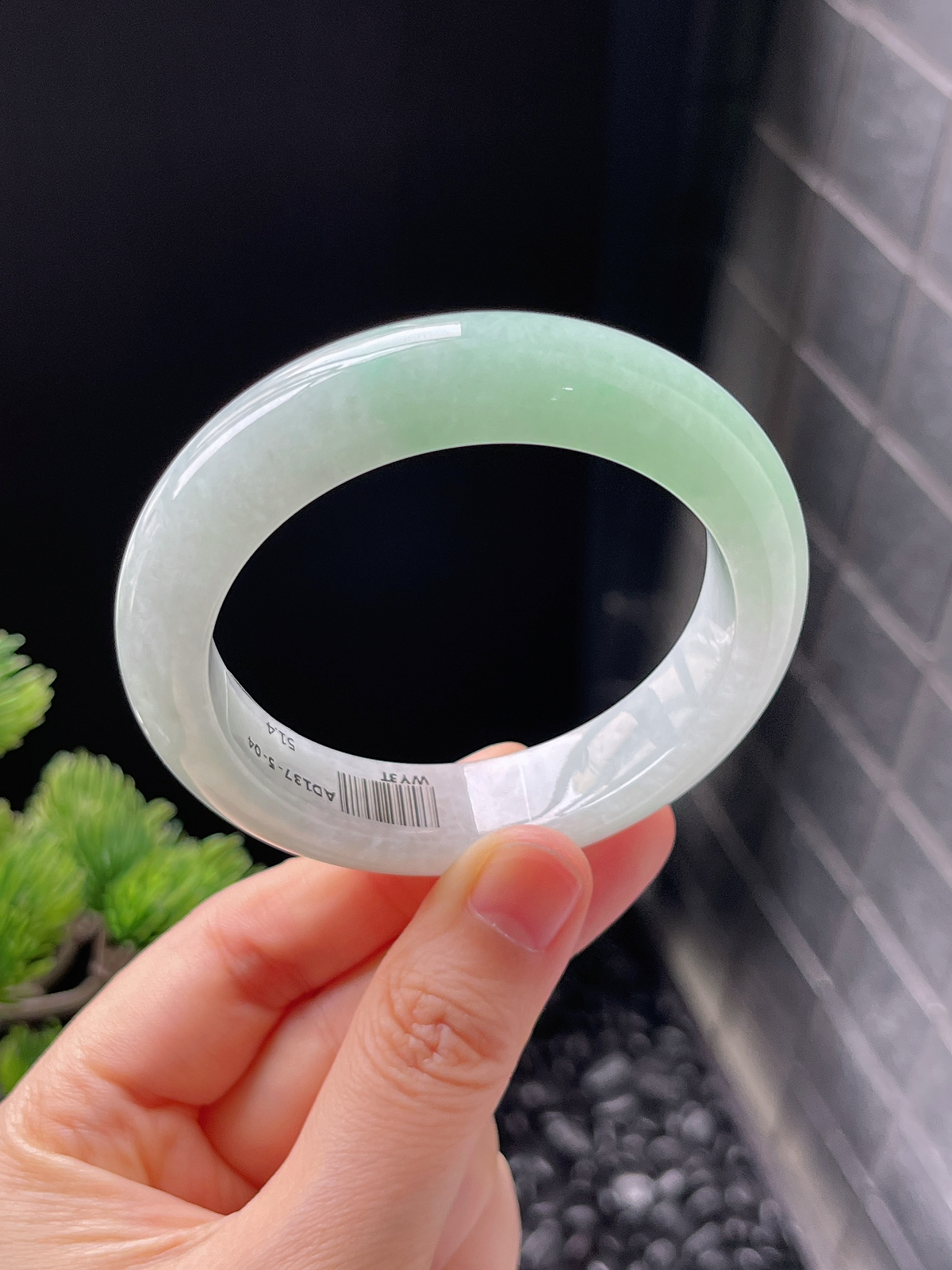 正圈51.4圈口，翡翠冰糯种淡绿色手镯