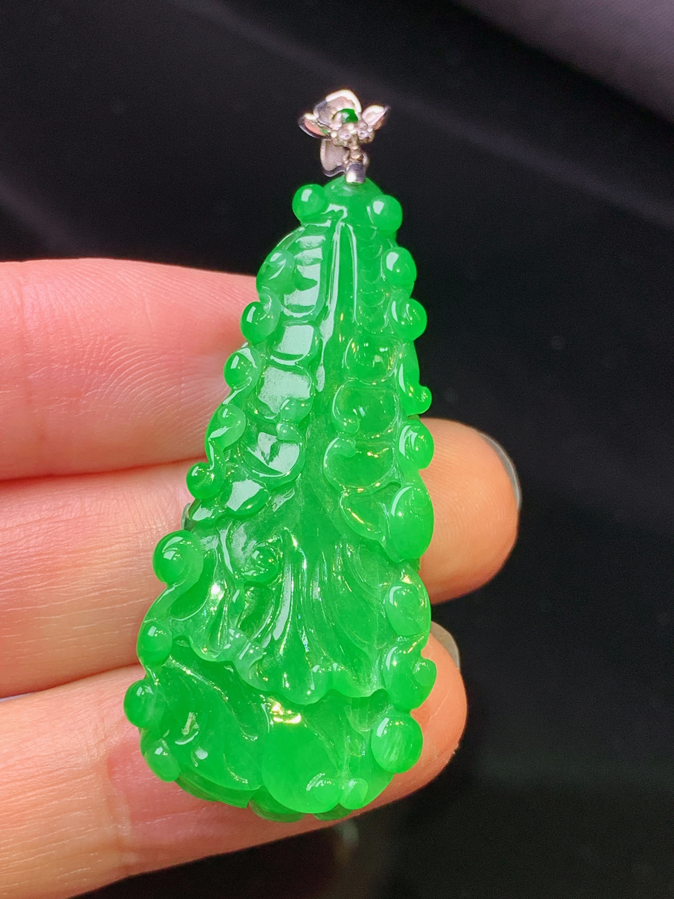 18k金镶嵌满绿白菜吊坠 玉质细腻 色泽艳丽清新 水润亮眼 整体尺寸52*19.2*7.5L1