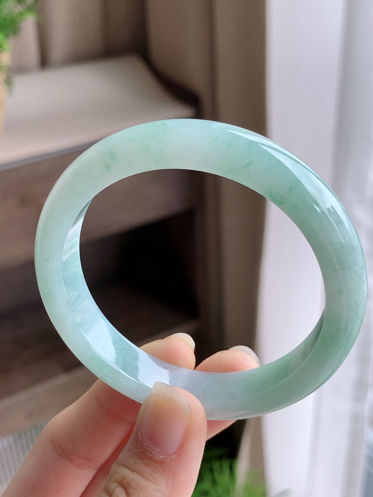 【手镯】正圈 圈口 55 56
【尺寸】55.7-11.9-7.6
【说明】冰飘花 烟雨晴水 种老细腻 缅甸A货翡翠 完美