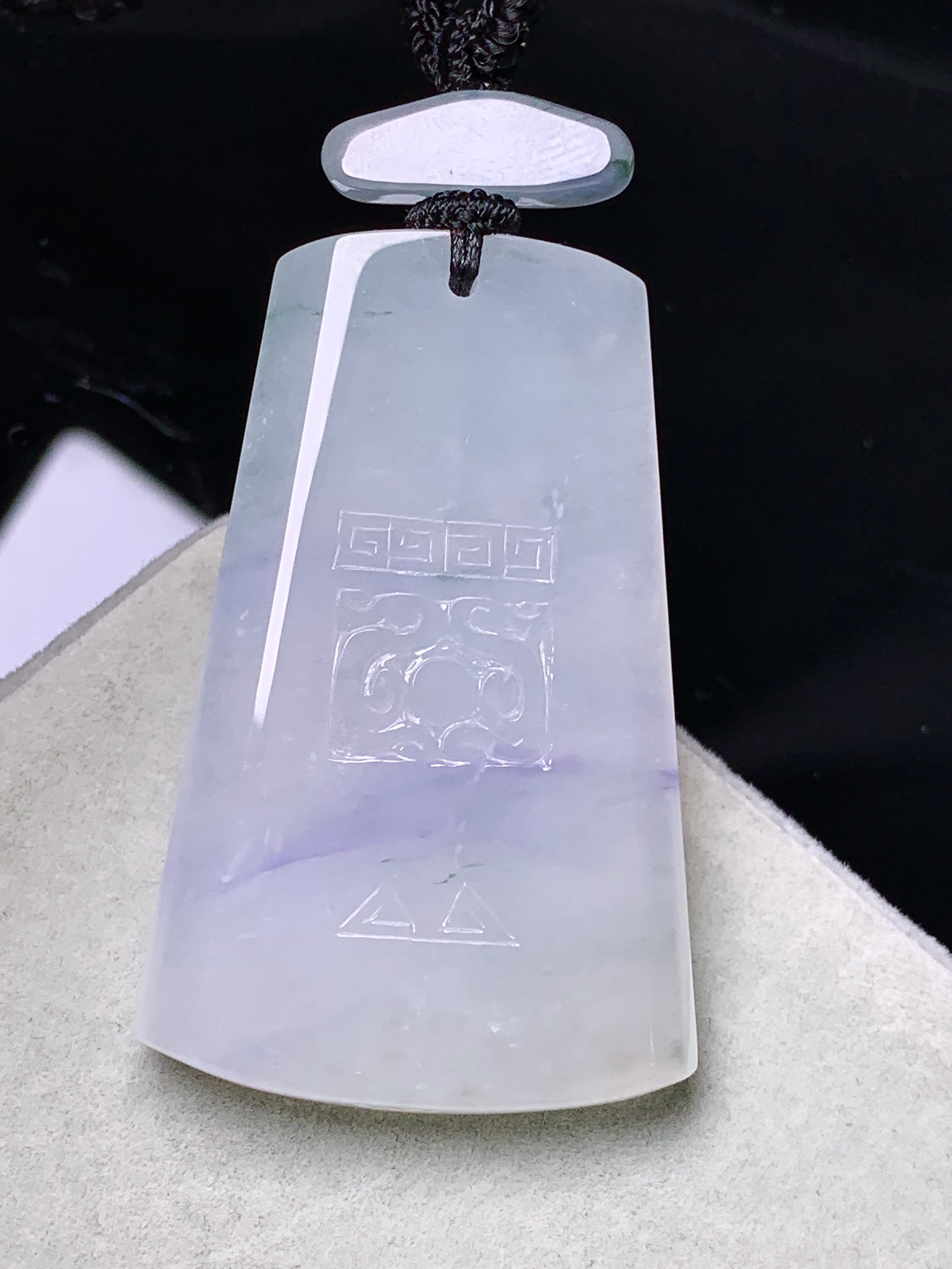 飘紫无事牌吊坠 玉质细腻 色泽艳丽清新 水润亮眼 整体尺寸47*29.5*5.6L1